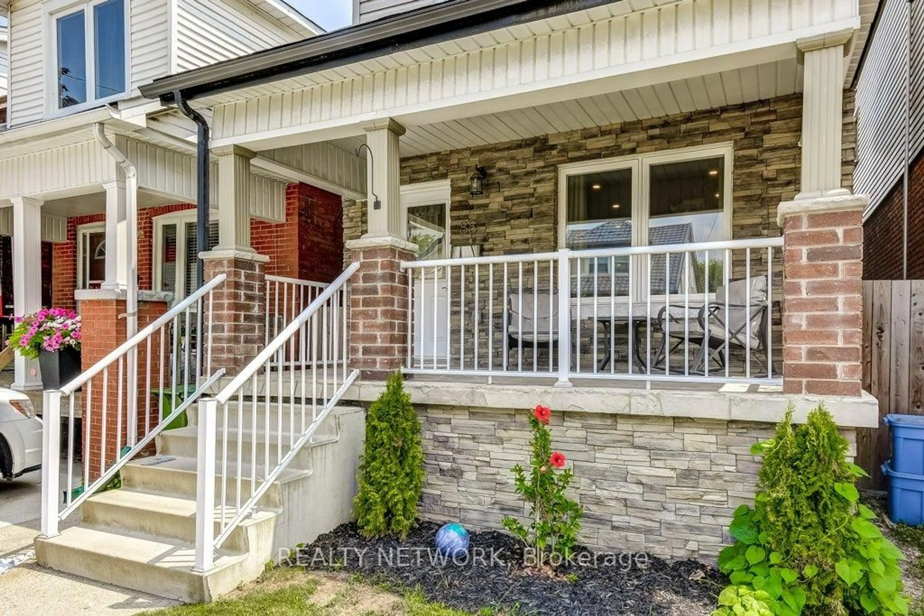 Home with brick exterior material, street for 88 Rosslyn Ave, Hamilton Ontario L8L 7P4