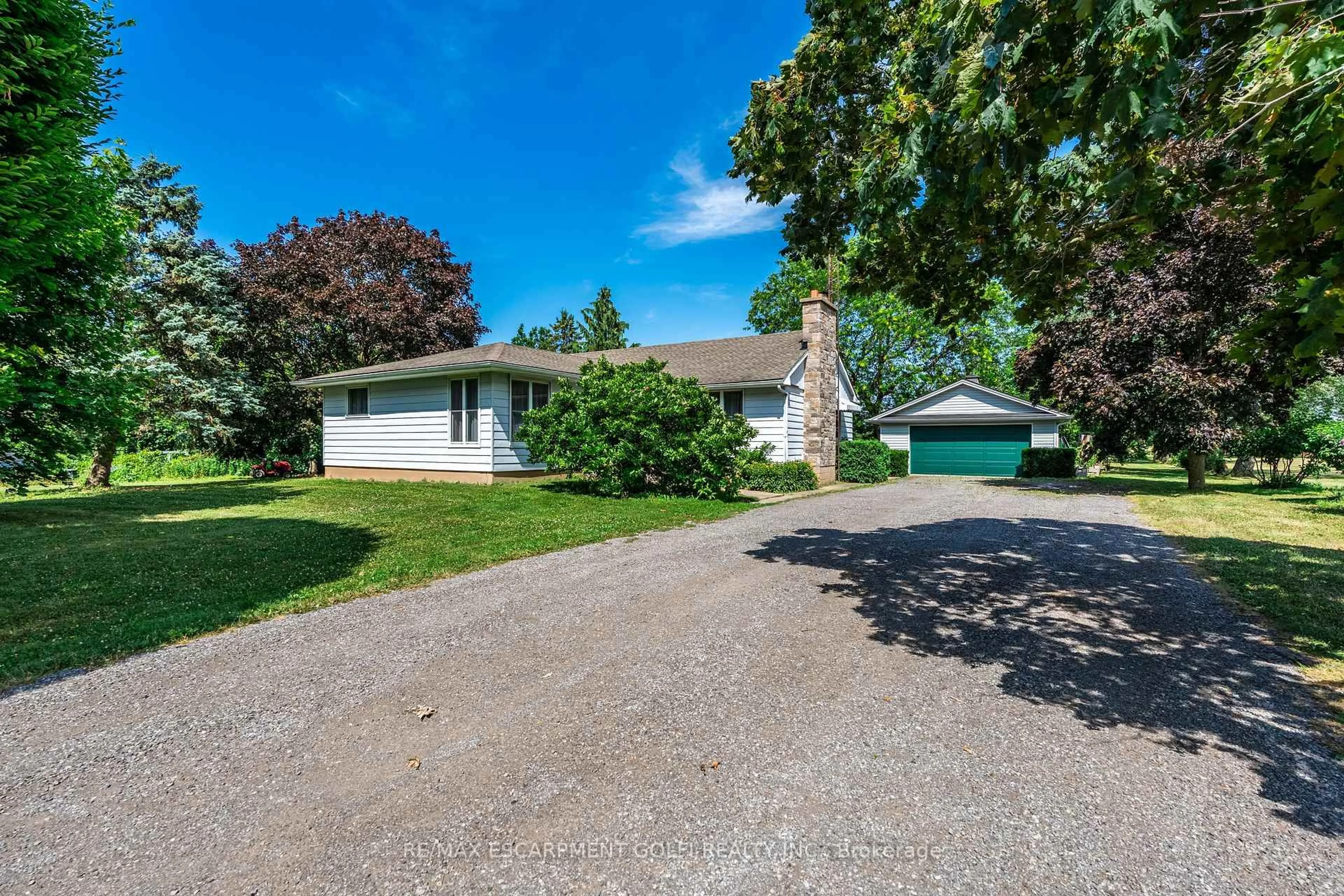 A pic from outside/outdoor area/front of a property/back of a property/a pic from drone, street for 3460 Garner Rd, Niagara Falls Ontario L2E 6S4