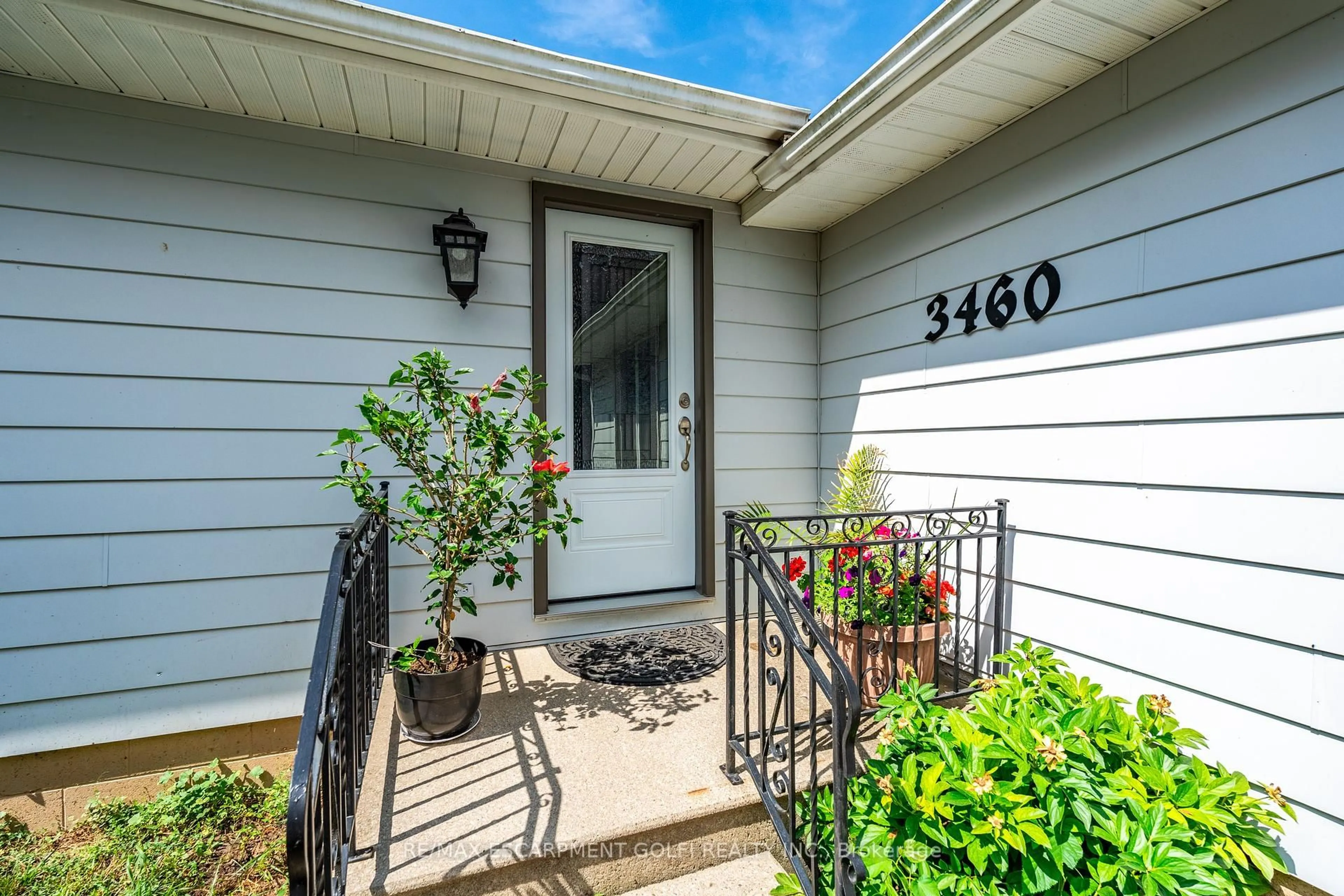 Indoor entryway for 3460 Garner Rd, Niagara Falls Ontario L2E 6S4