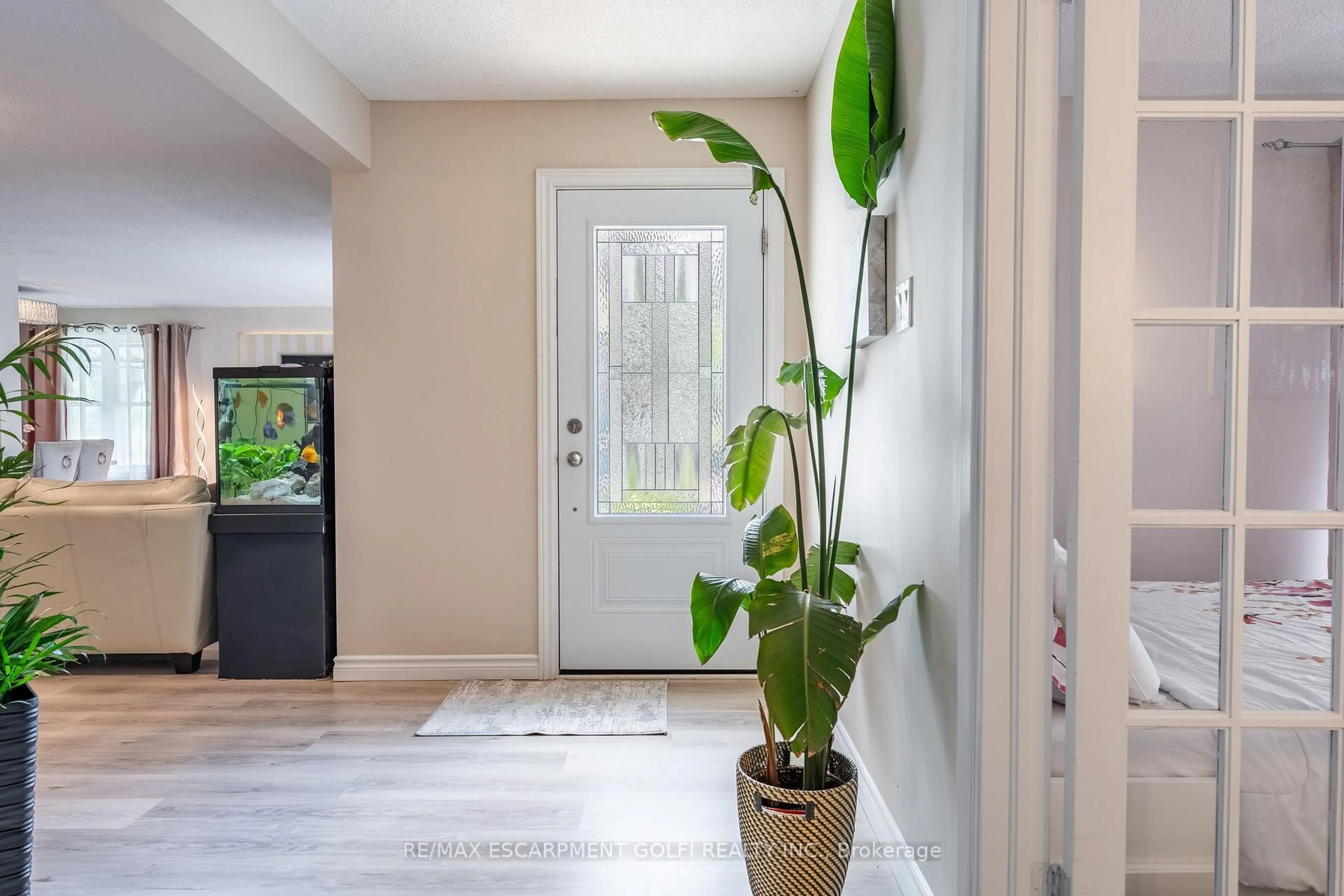 Indoor entryway for 3460 Garner Rd, Niagara Falls Ontario L2E 6S4