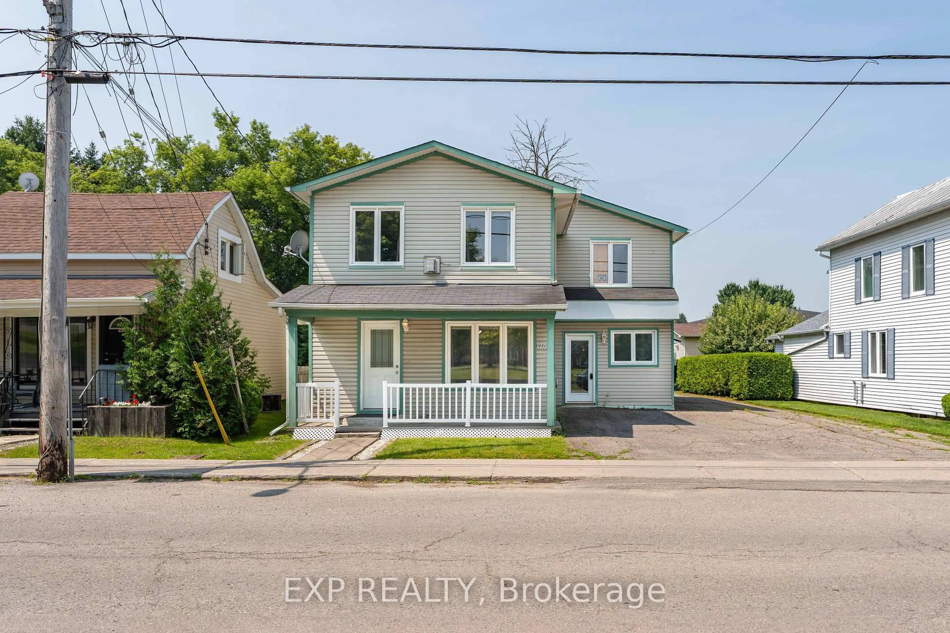 A pic from outside/outdoor area/front of a property/back of a property/a pic from drone, street for 1200 ST AUGUSTIN Rd, Russell Ontario K0A 1W0