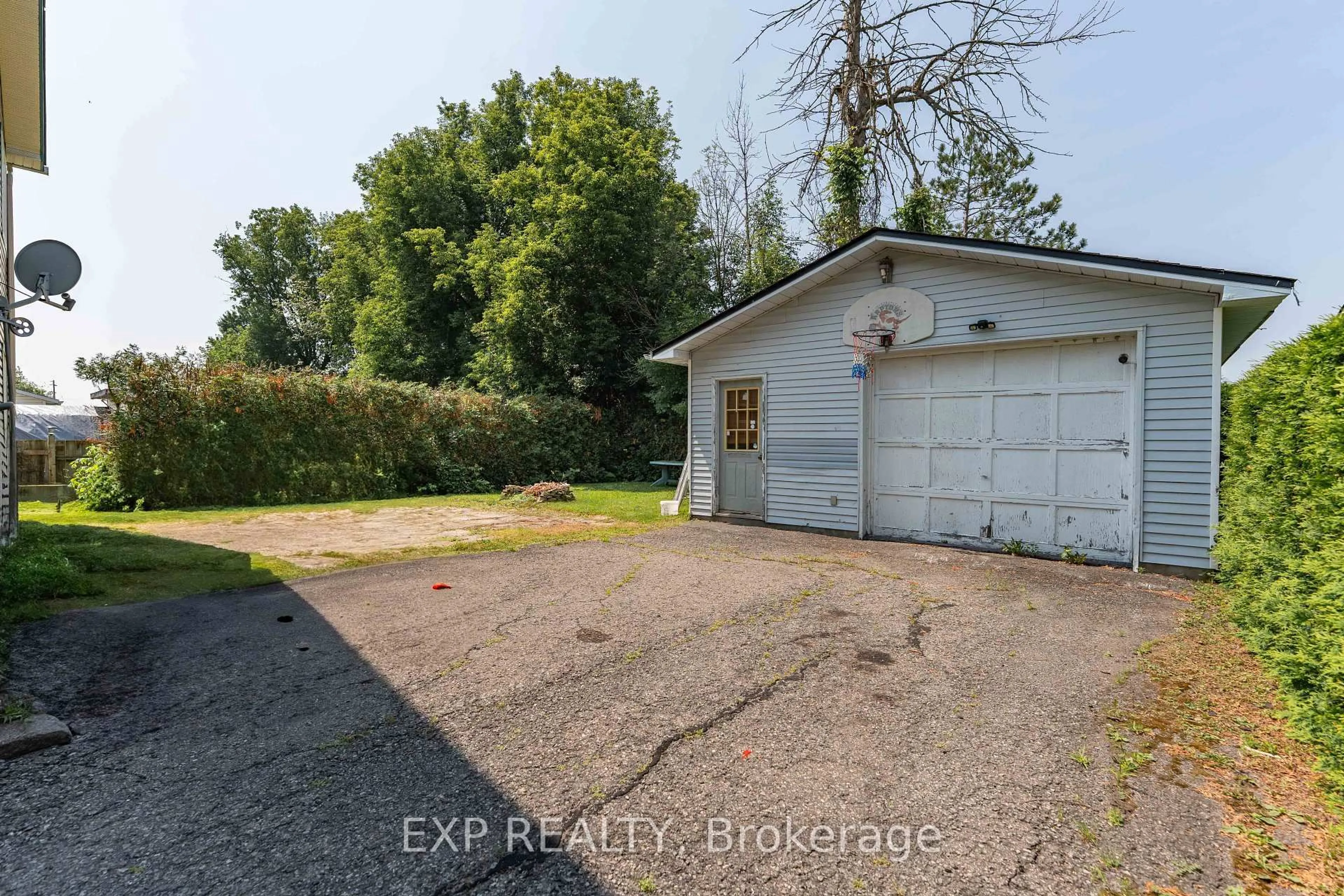 A pic from outside/outdoor area/front of a property/back of a property/a pic from drone, street for 1200 ST AUGUSTIN Rd, Russell Ontario K0A 1W0