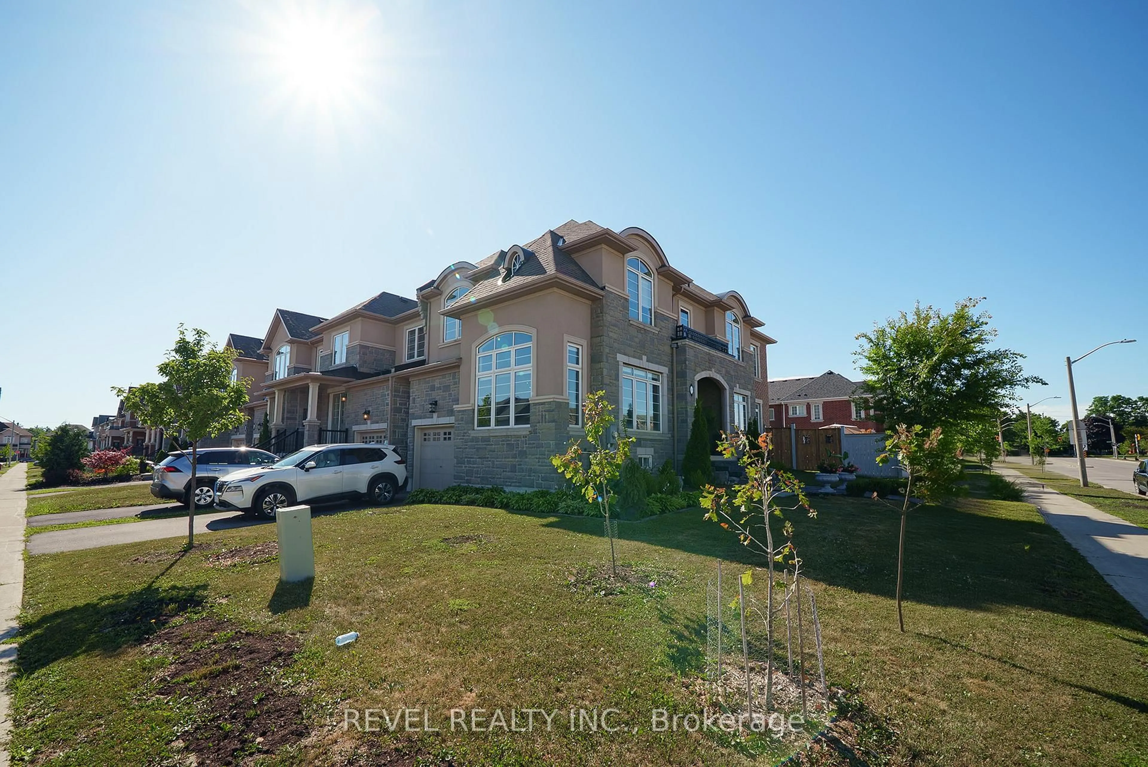 A pic from outside/outdoor area/front of a property/back of a property/a pic from drone, unknown for 320 Raymond Rd, Hamilton Ontario L9K 0J8
