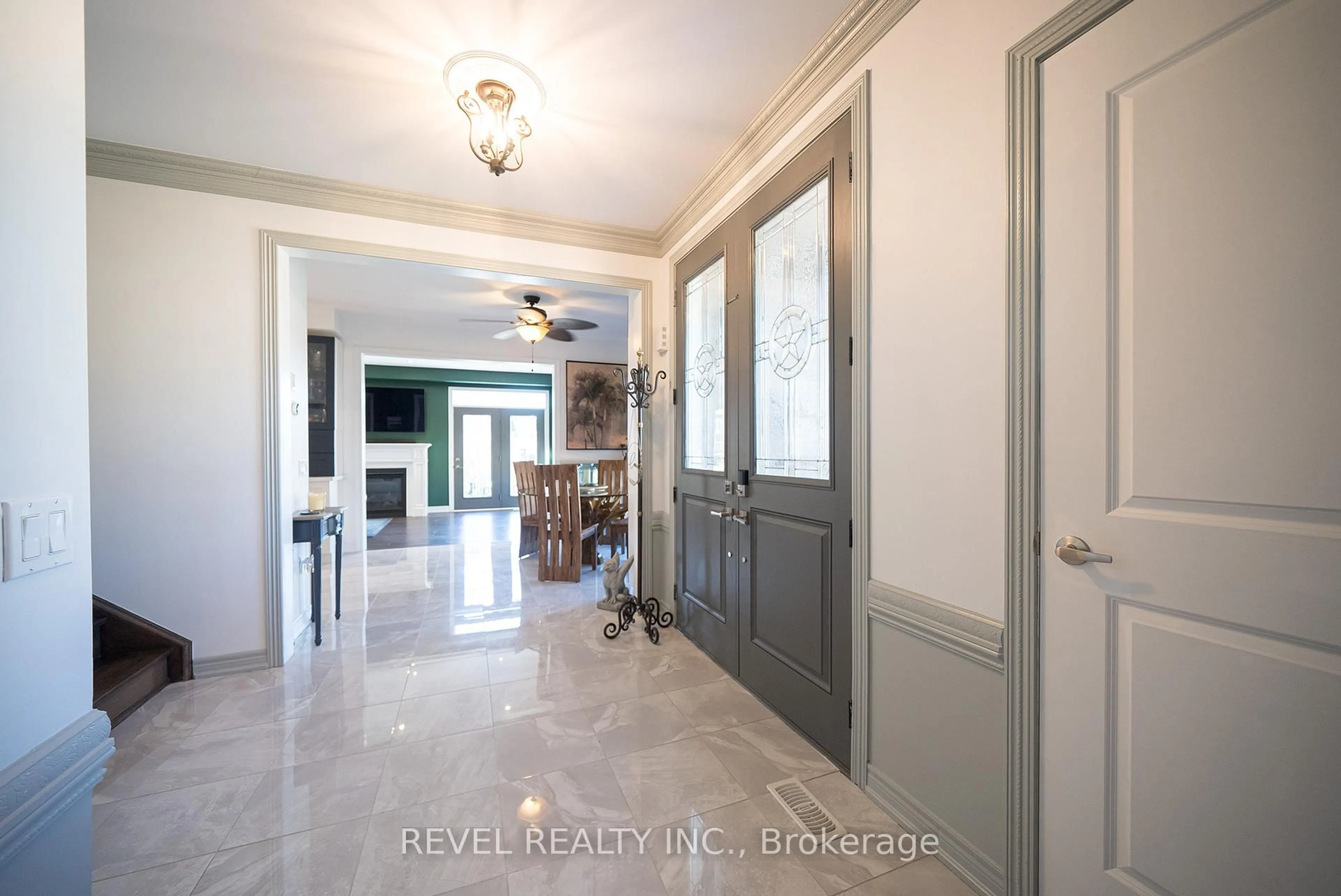Indoor entryway for 320 Raymond Rd, Hamilton Ontario L9K 0J8
