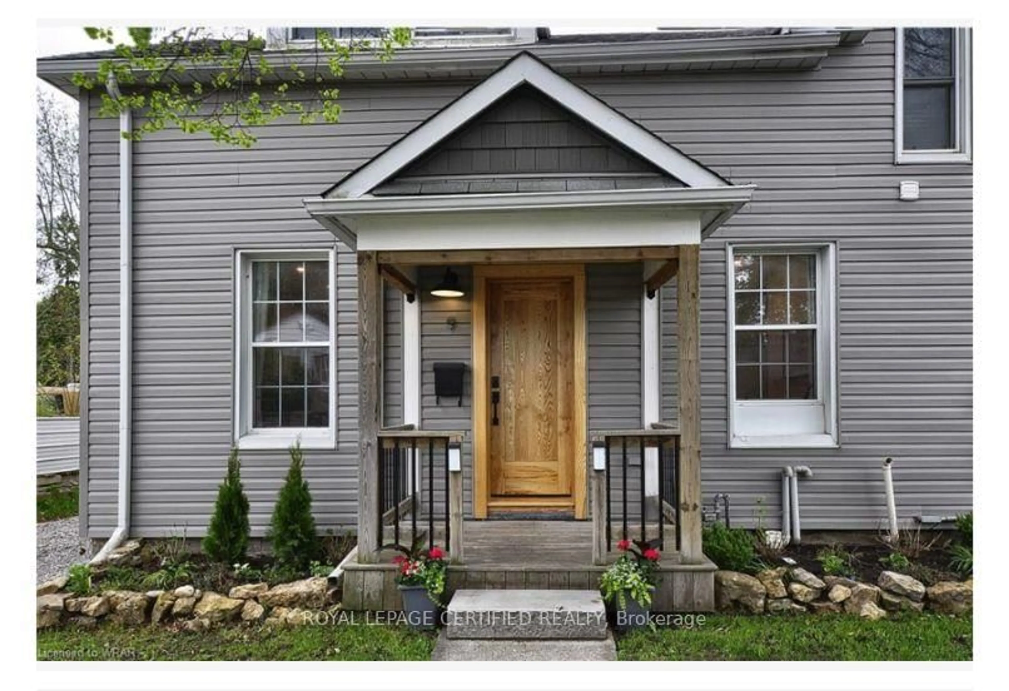 Indoor entryway for 7-9 Maple Ridge Rd, Cambridge Ontario N1R 2G1