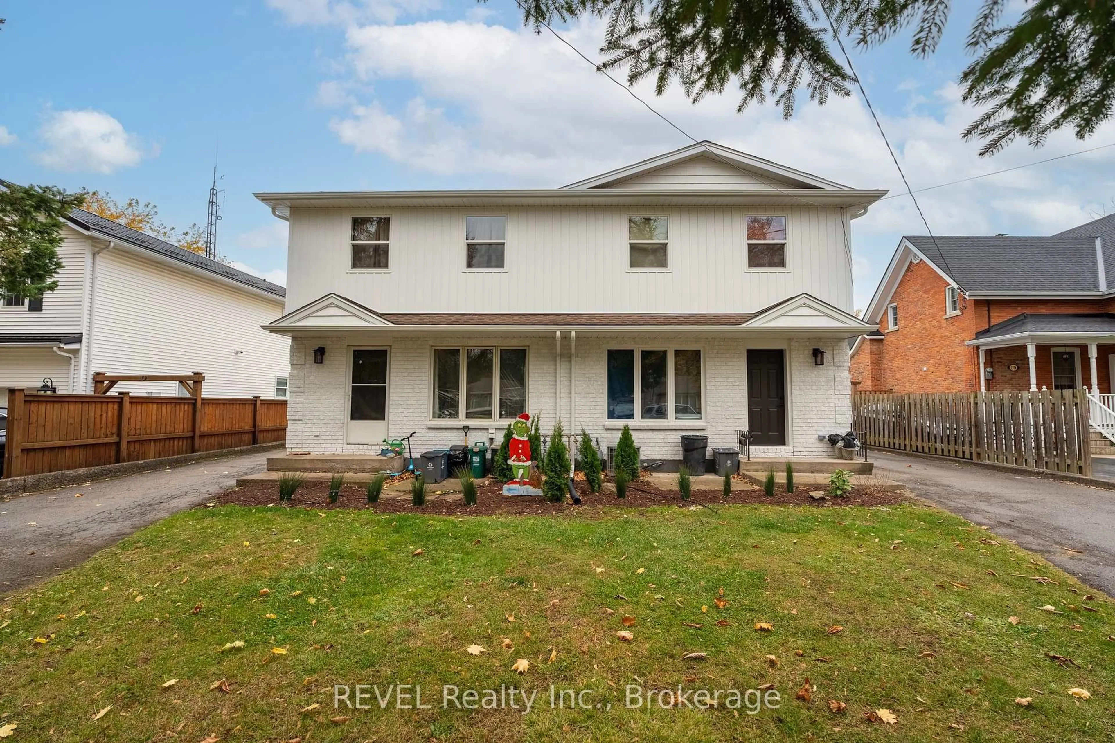 A pic from outside/outdoor area/front of a property/back of a property/a pic from drone, street for 1372 HAIST St, Pelham Ontario L0S 1M0