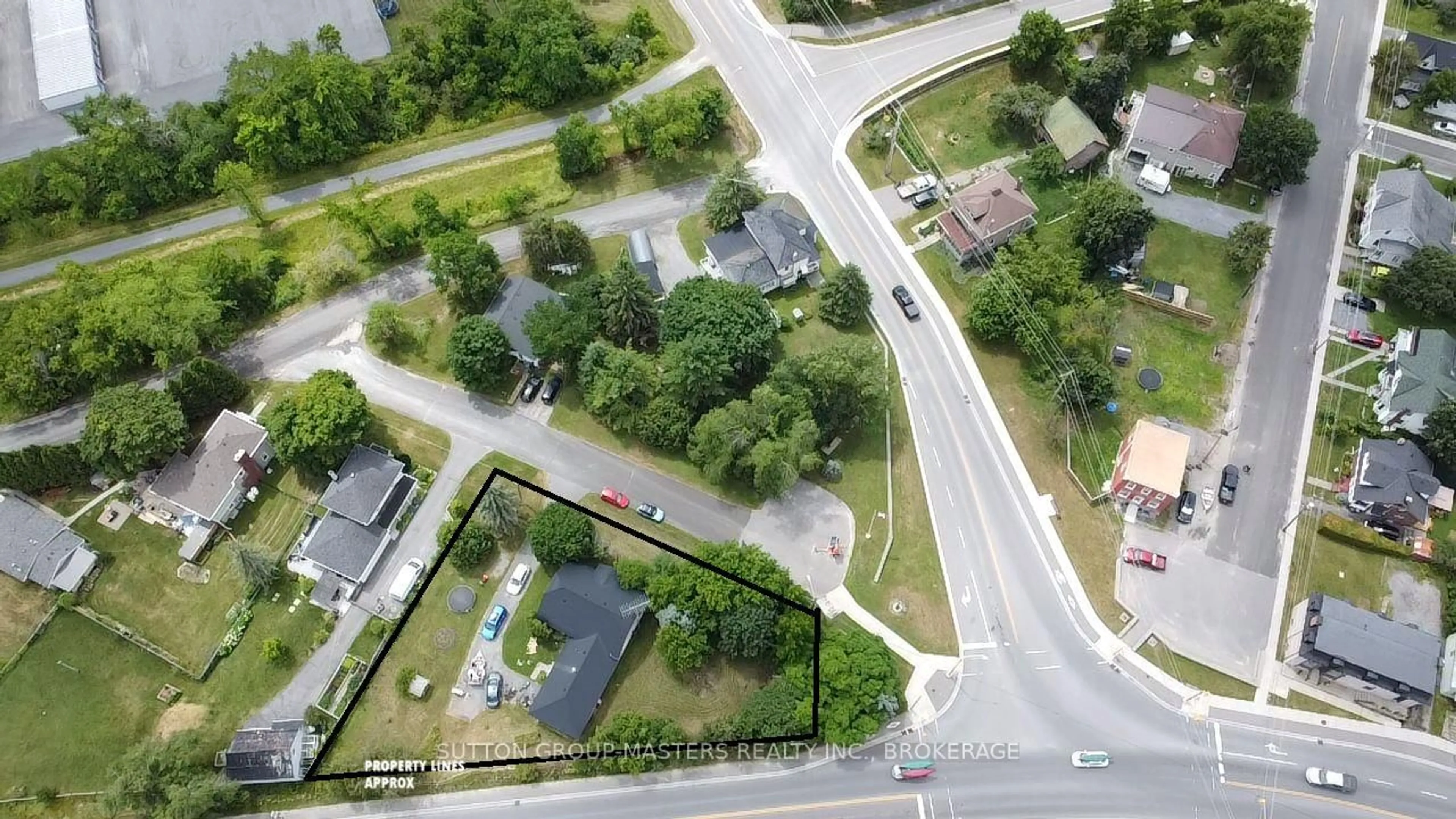 A pic from outside/outdoor area/front of a property/back of a property/a pic from drone, street for 4313 Ottawa St, Harrowsmith Ontario K0H 1V0