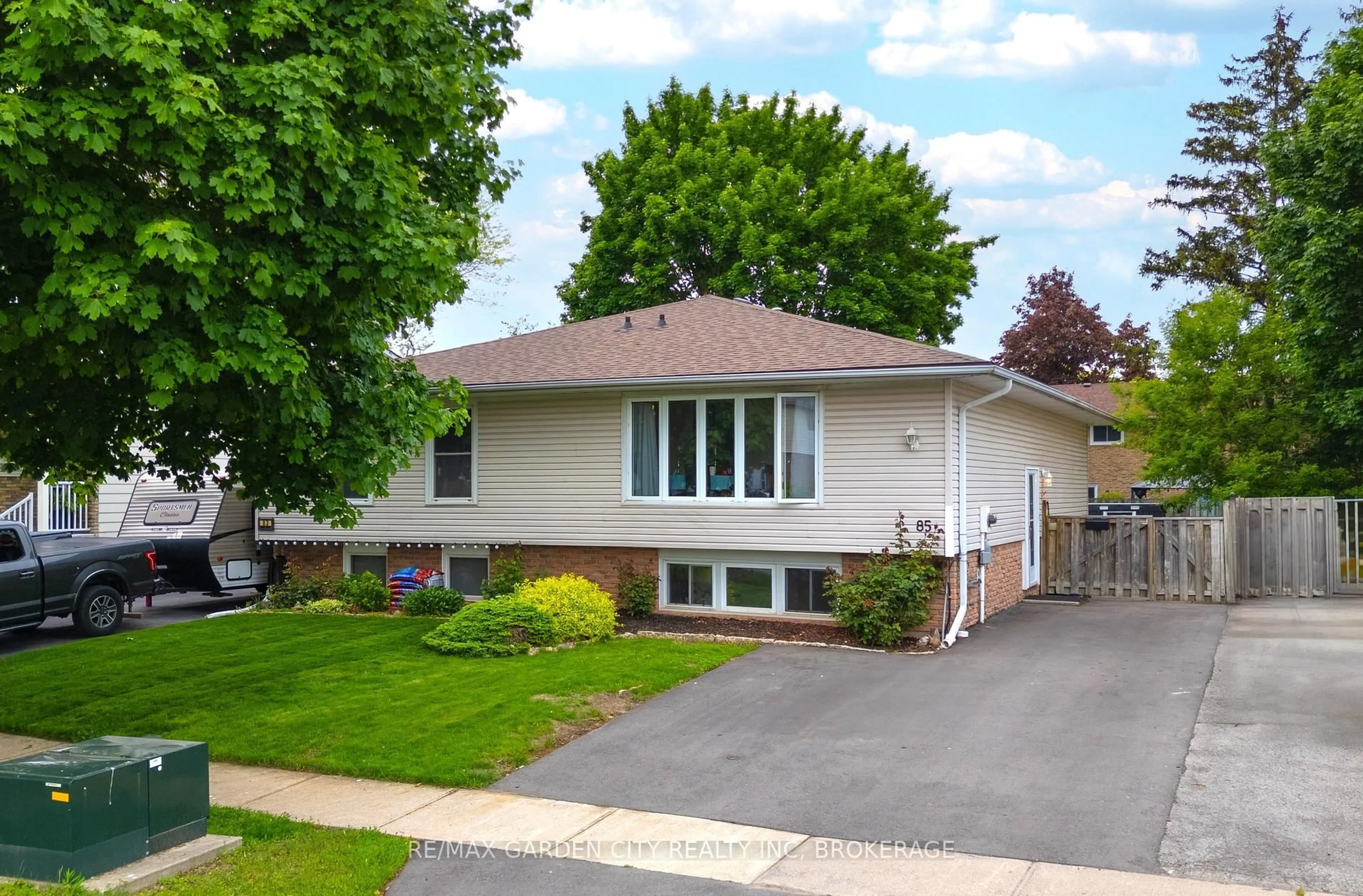 Home with vinyl exterior material, street for 85 Ventura Dr, St. Catharines Ontario L2R 7H3