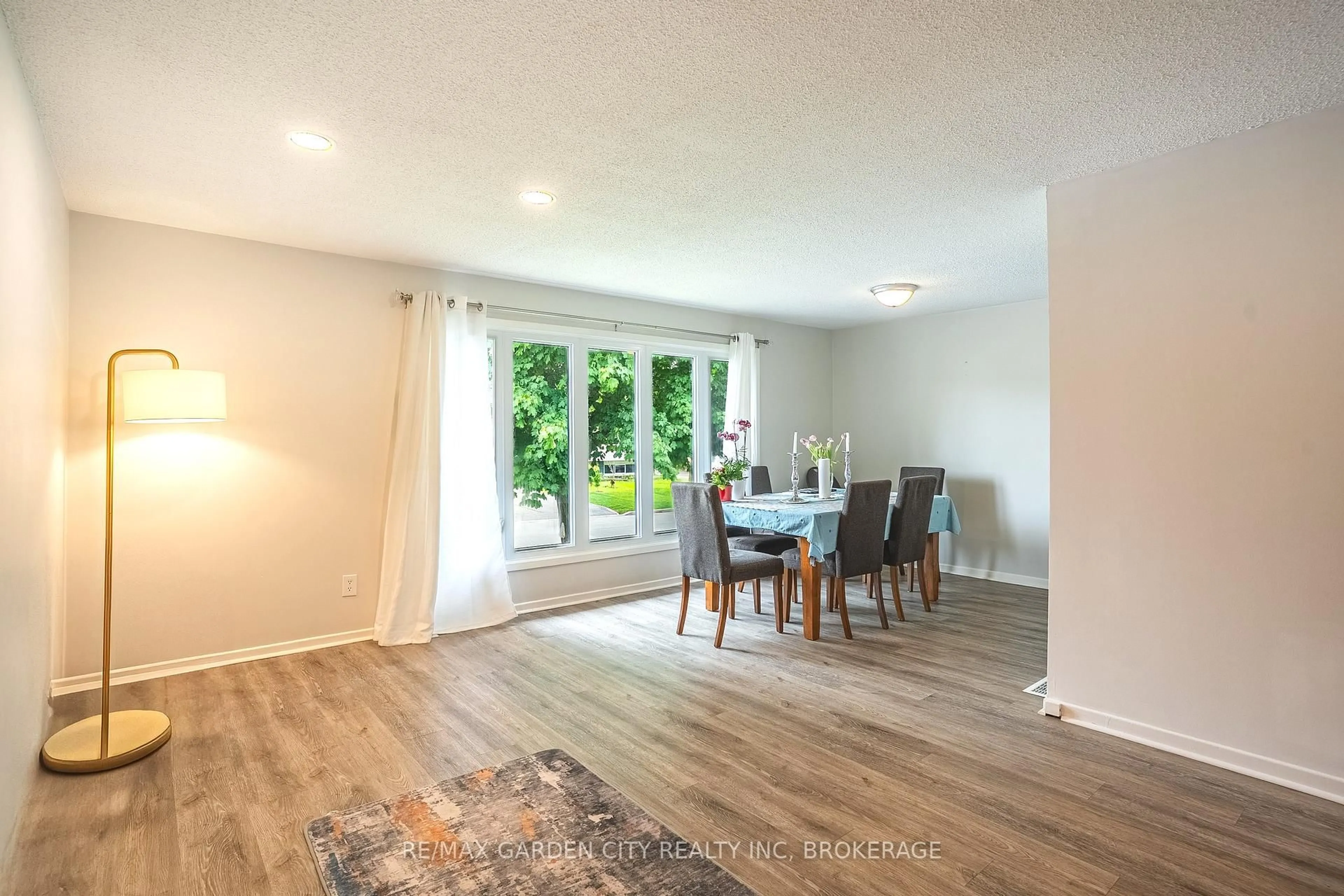 Dining room, wood/laminate floor for 85 Ventura Dr, St. Catharines Ontario L2R 7H3