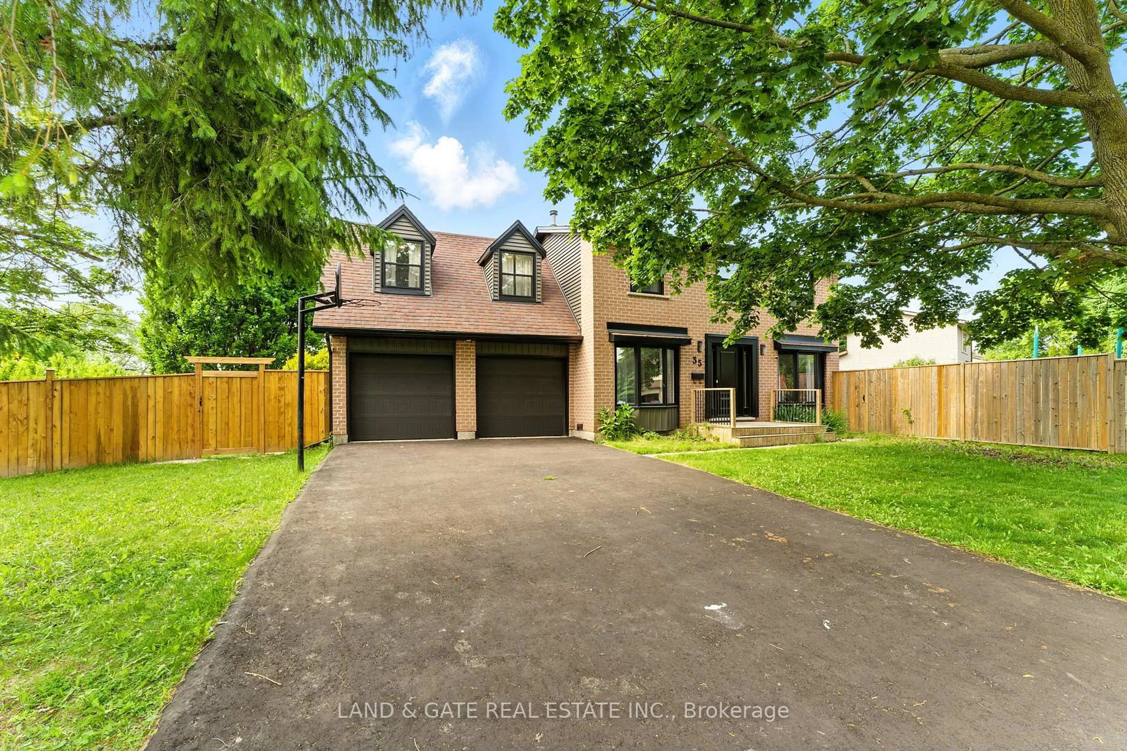 A pic from outside/outdoor area/front of a property/back of a property/a pic from drone, street for 35 Aspen Valley Cres, Guelph Ontario N1G 3Z9
