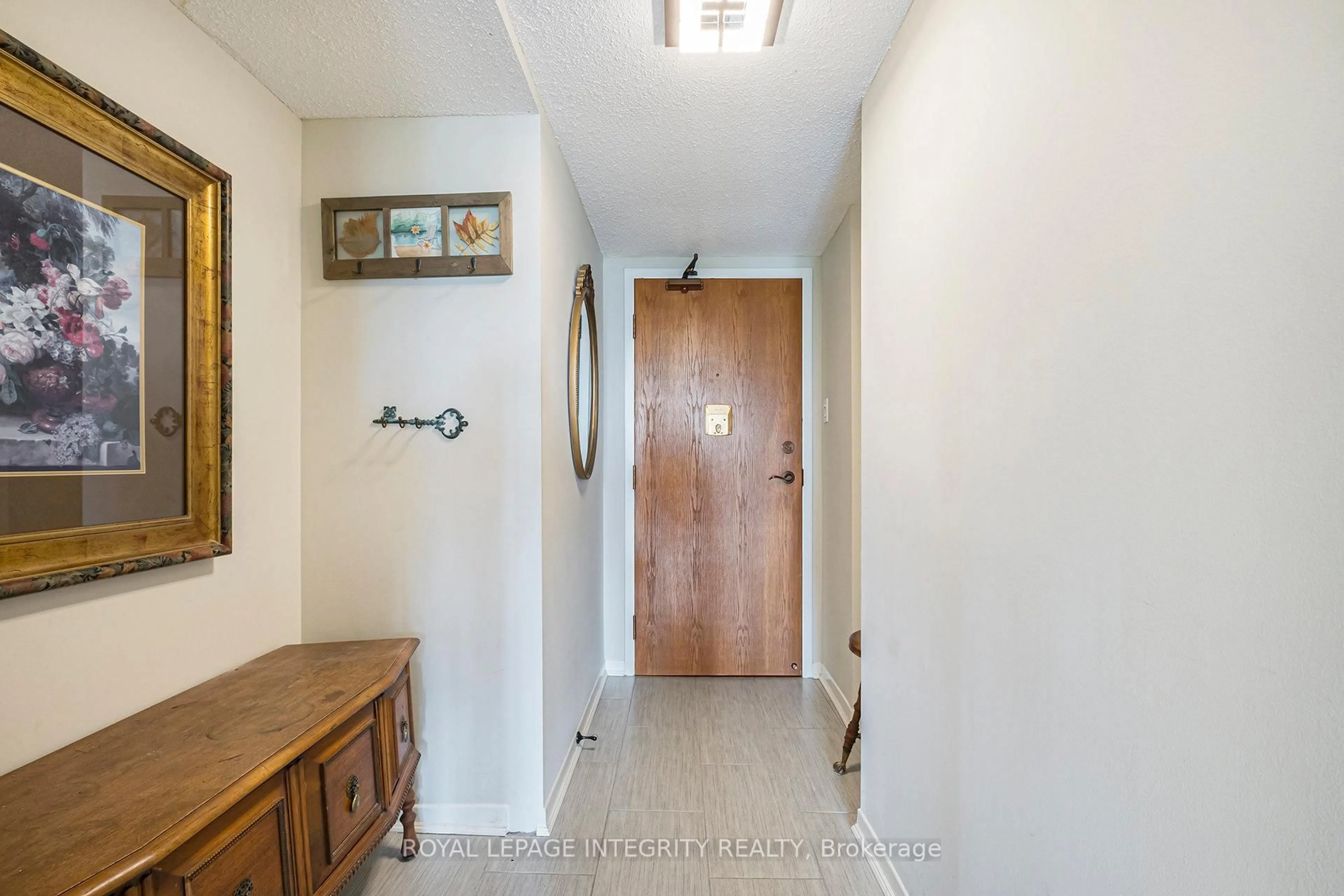 Indoor entryway for 44 Emmerson Ave #502, Ottawa Ontario K1Y 2L8