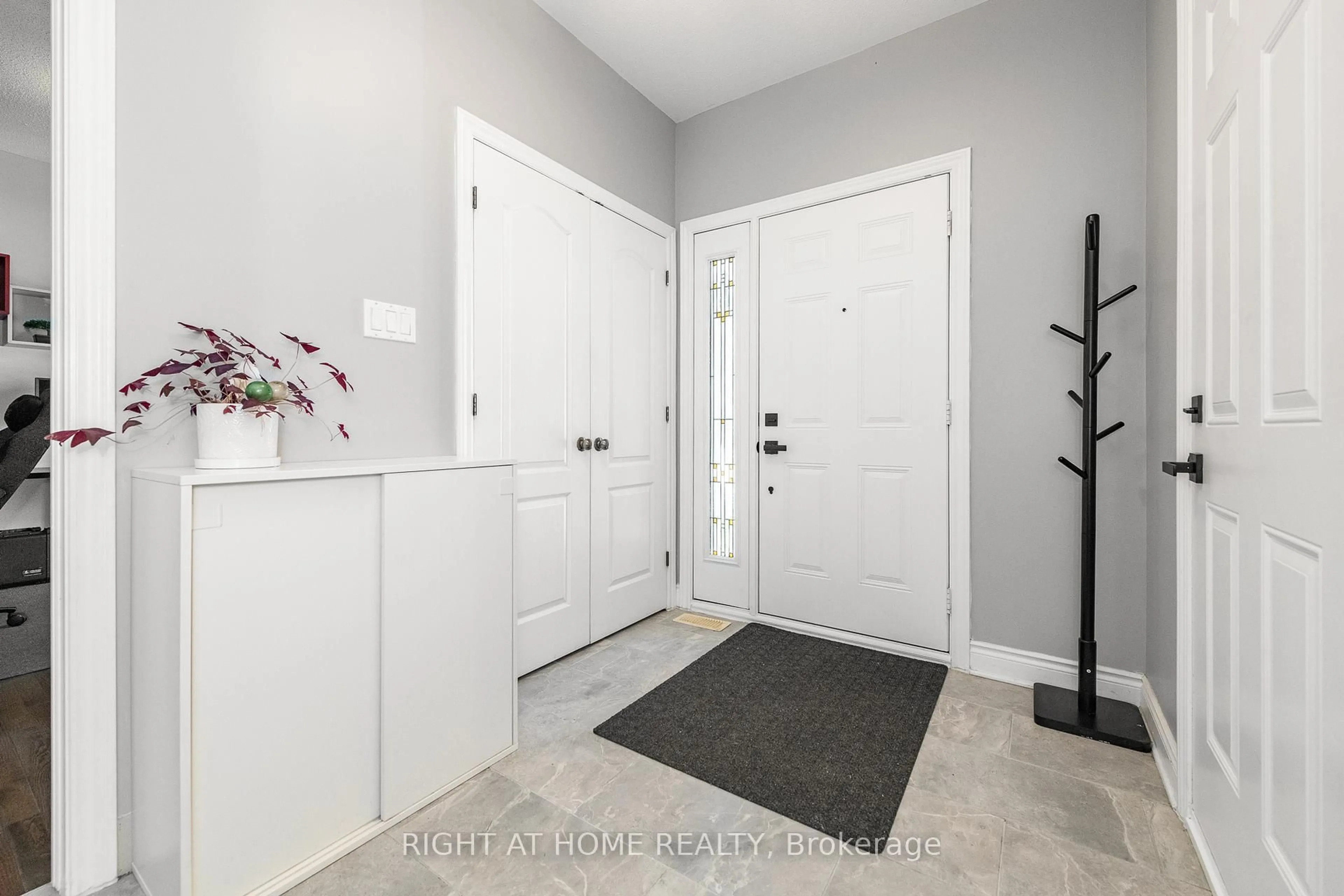 Indoor entryway for 48 Station Tr, Russell Ontario K4R 0A3