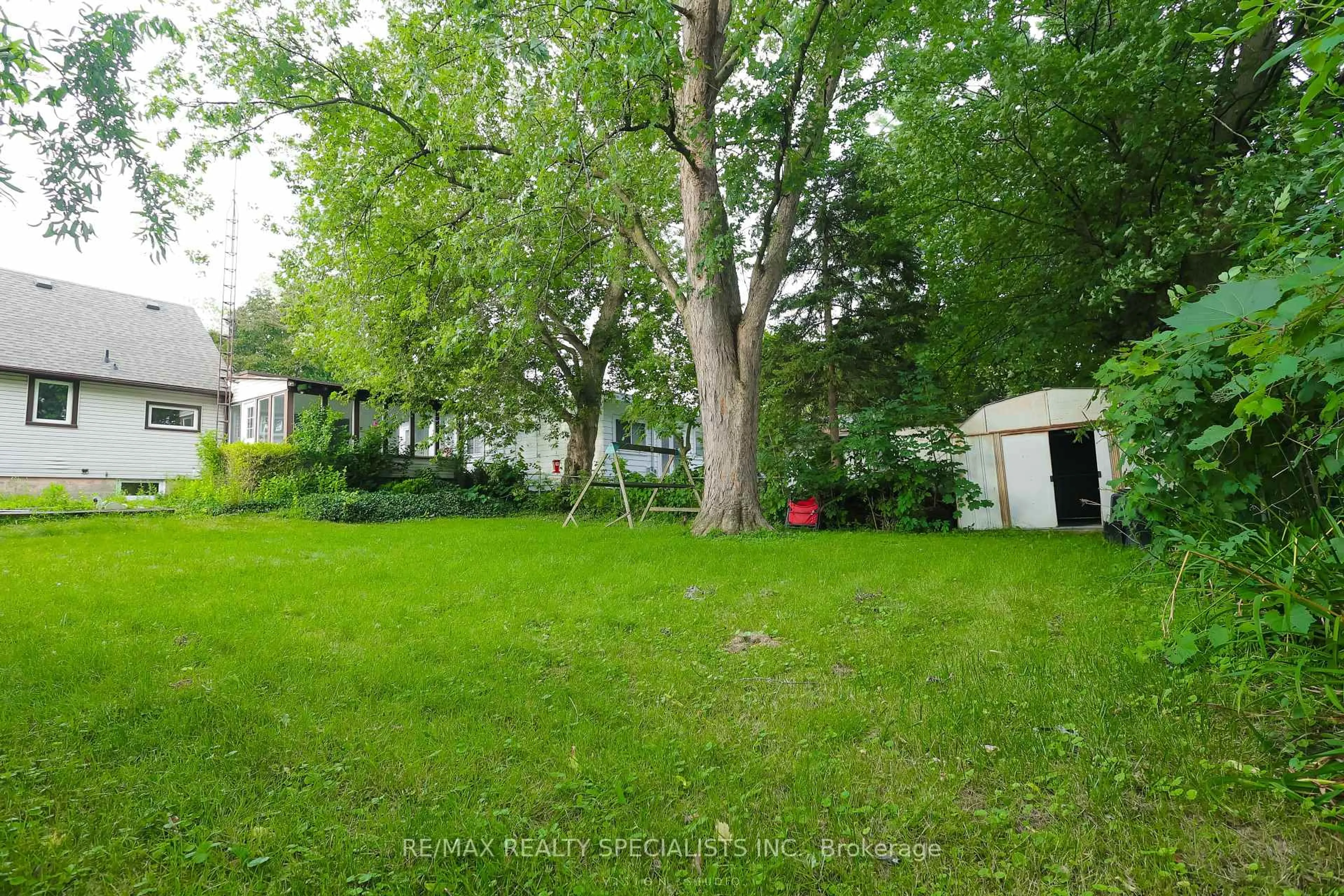 A pic from outside/outdoor area/front of a property/back of a property/a pic from drone, forest/trees view for 7020 Dunn St, Niagara Falls Ontario L2G 2R7