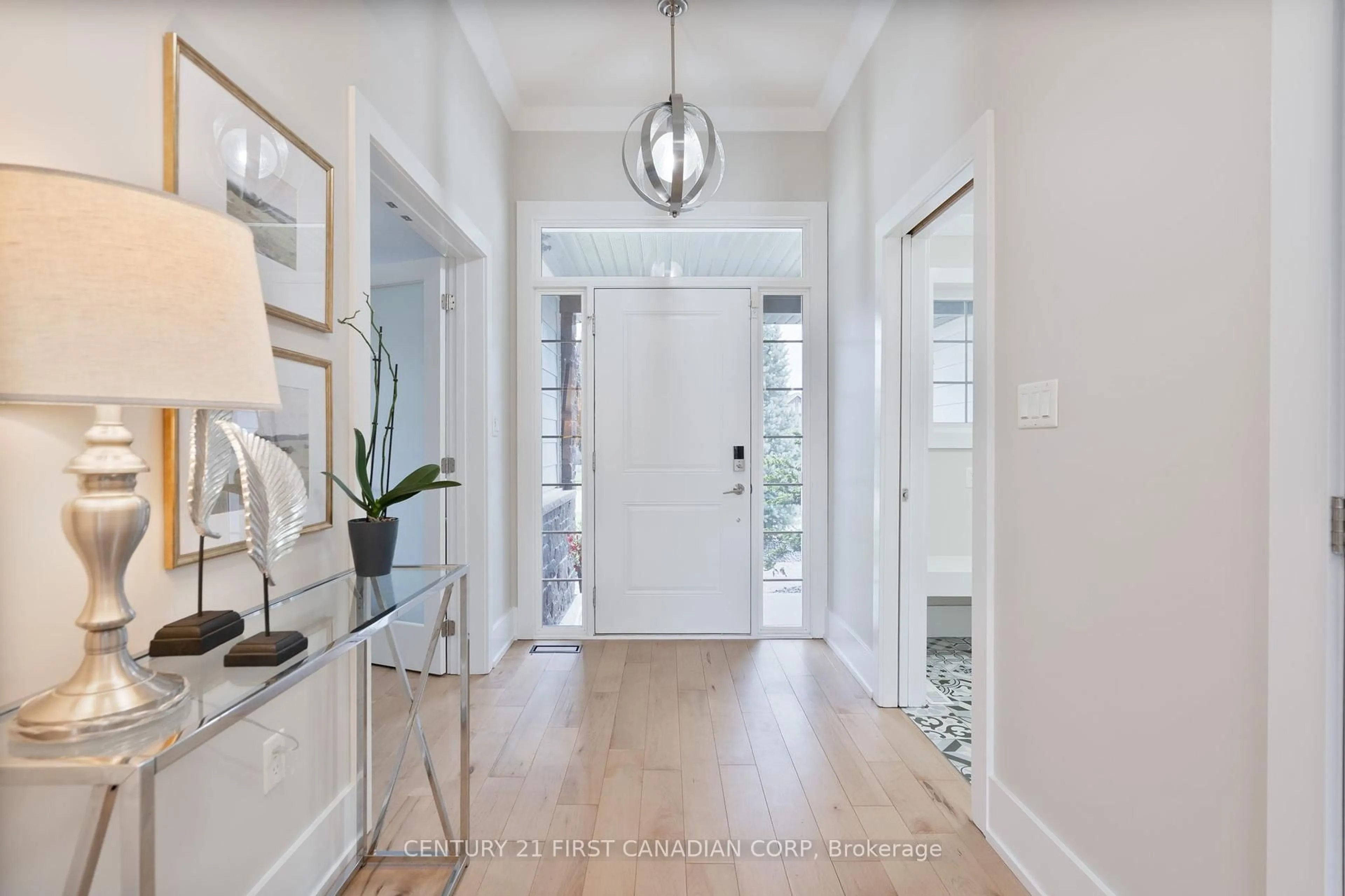 Indoor entryway for 443 MacDonald St, Strathroy-Caradoc Ontario N7G 0B2