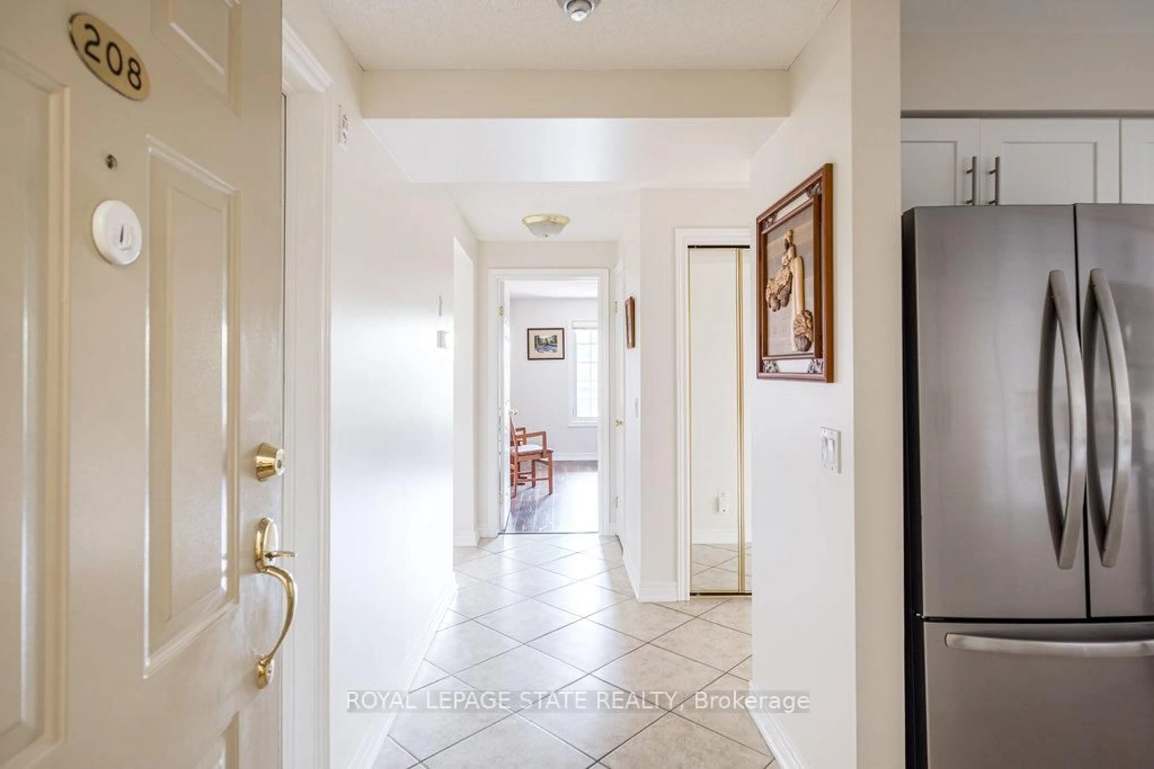 Indoor entryway for 990 Golf Links Rd #208, Hamilton Ontario L9K 1J8