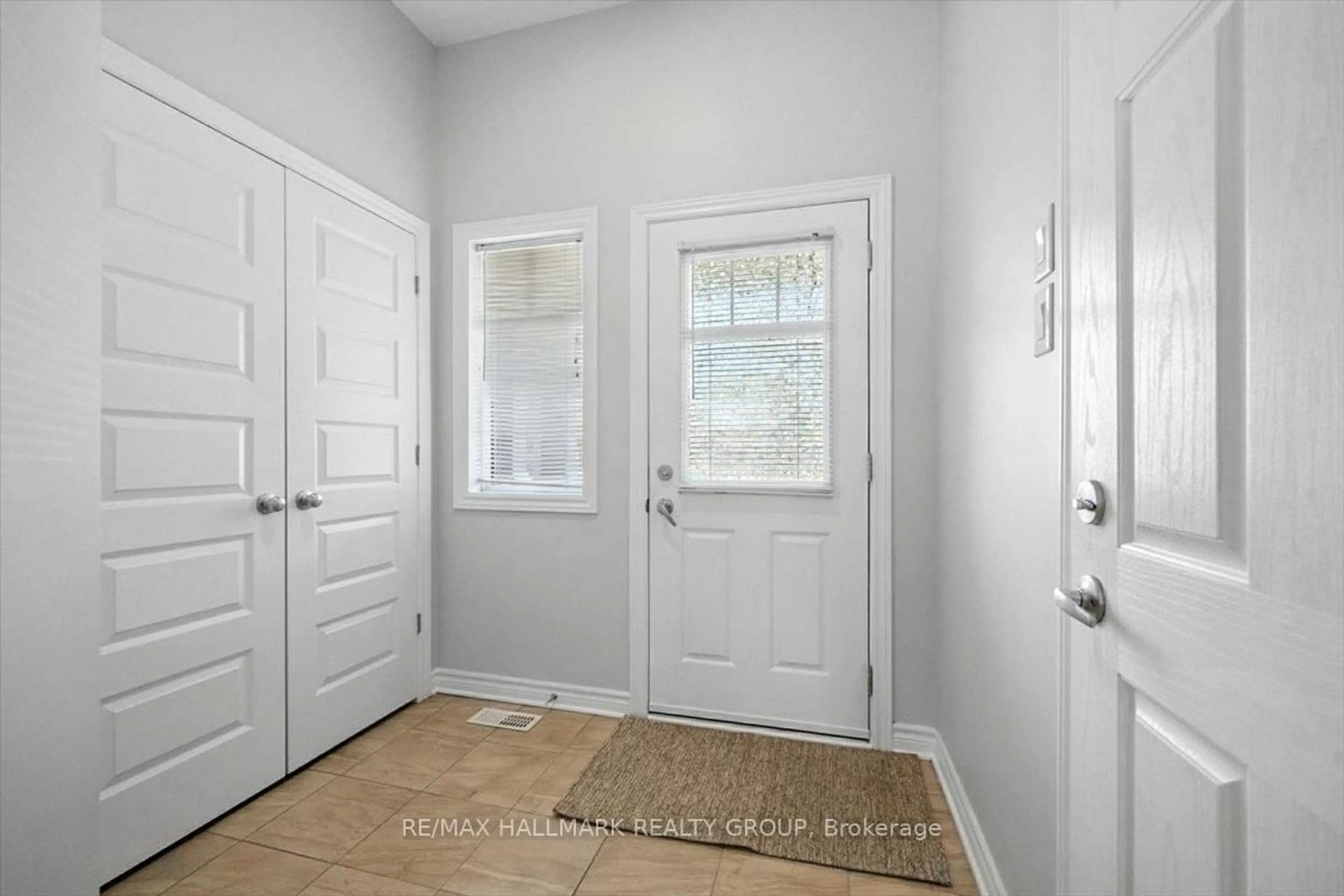 Indoor entryway for 370 GERRY LALONDE Dr, Ottawa Ontario K4A 0Y3