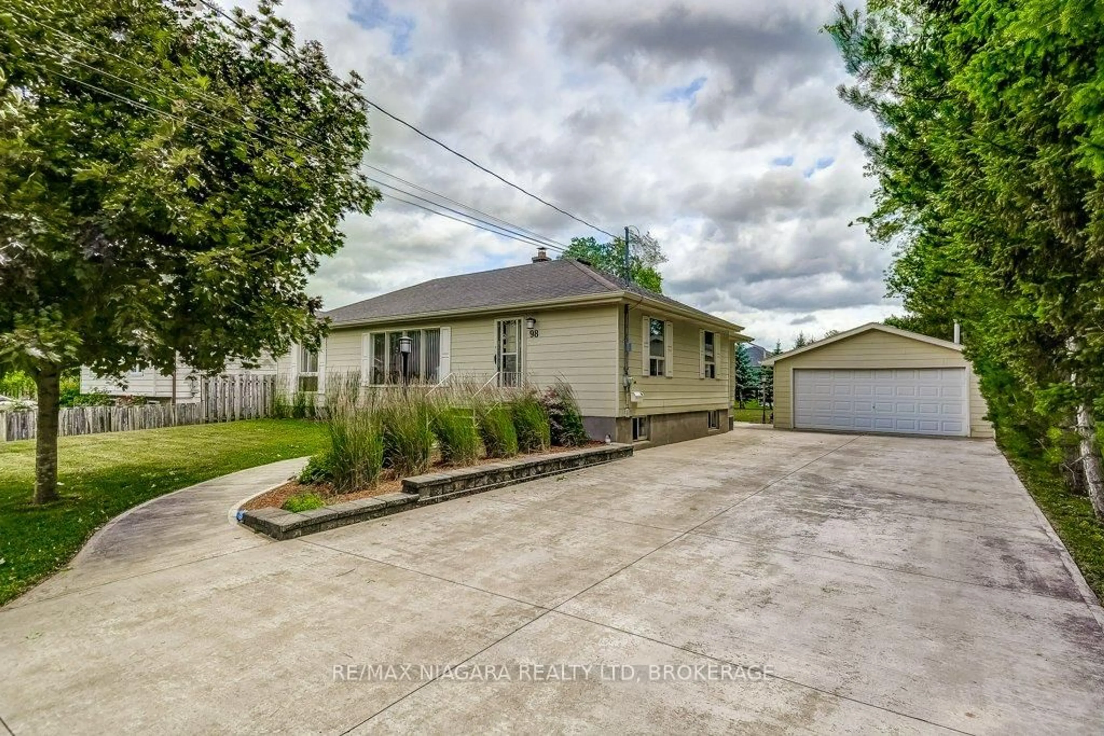 A pic from outside/outdoor area/front of a property/back of a property/a pic from drone, street for 98 Merritt Pkwy, Port Colborne Ontario L3K 3Y1