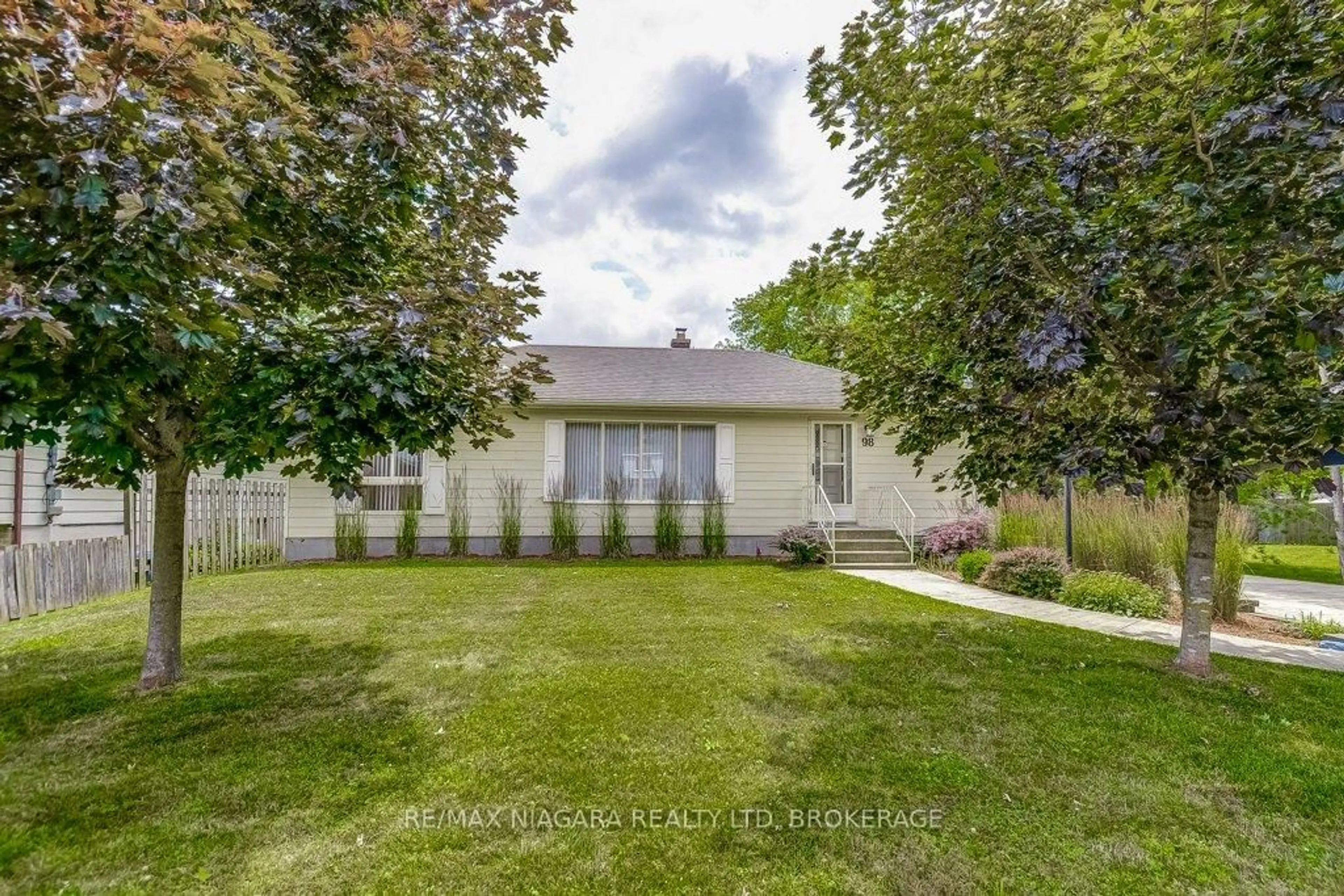 A pic from outside/outdoor area/front of a property/back of a property/a pic from drone, street for 98 Merritt Pkwy, Port Colborne Ontario L3K 3Y1