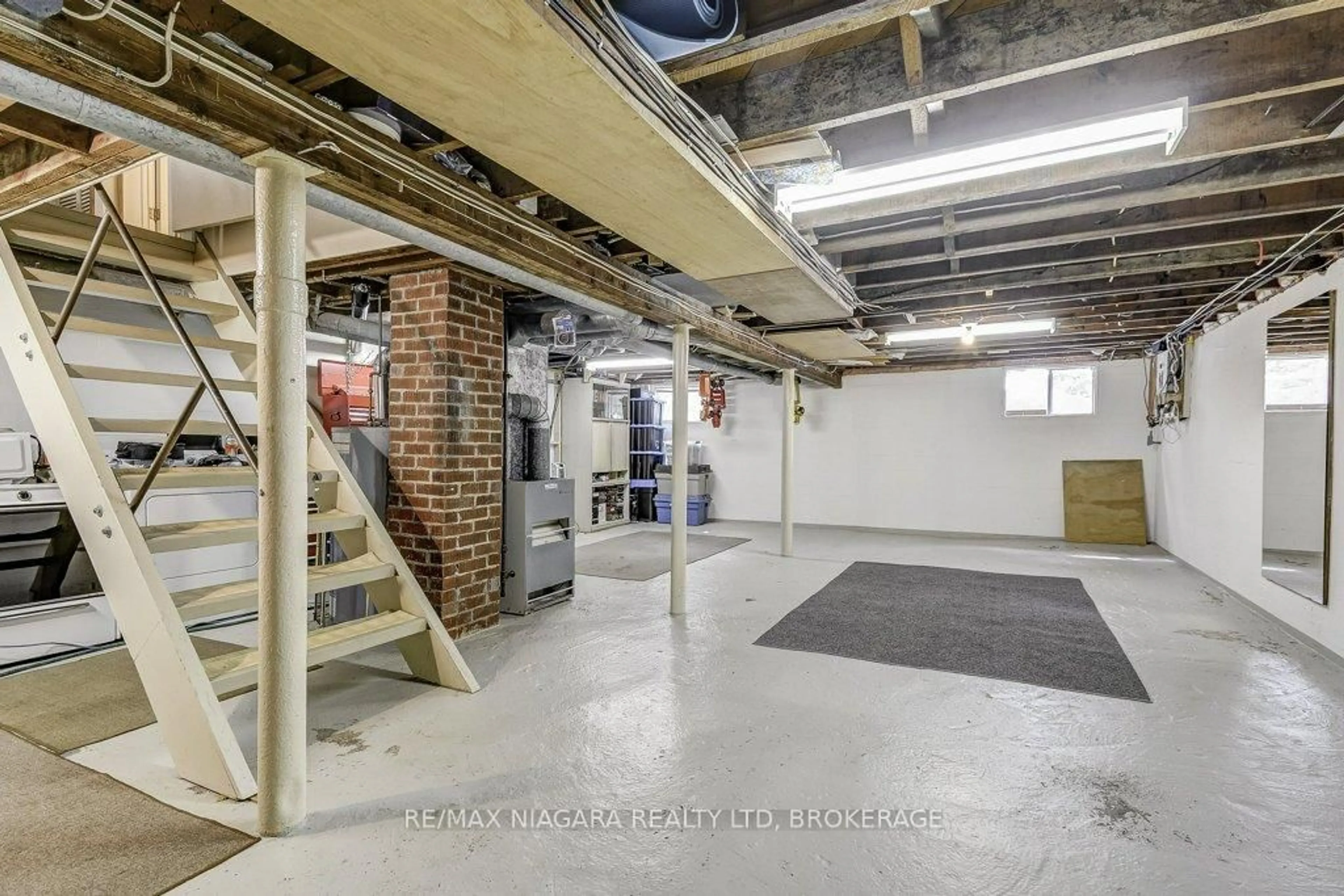 Indoor garage for 98 Merritt Pkwy, Port Colborne Ontario L3K 3Y1