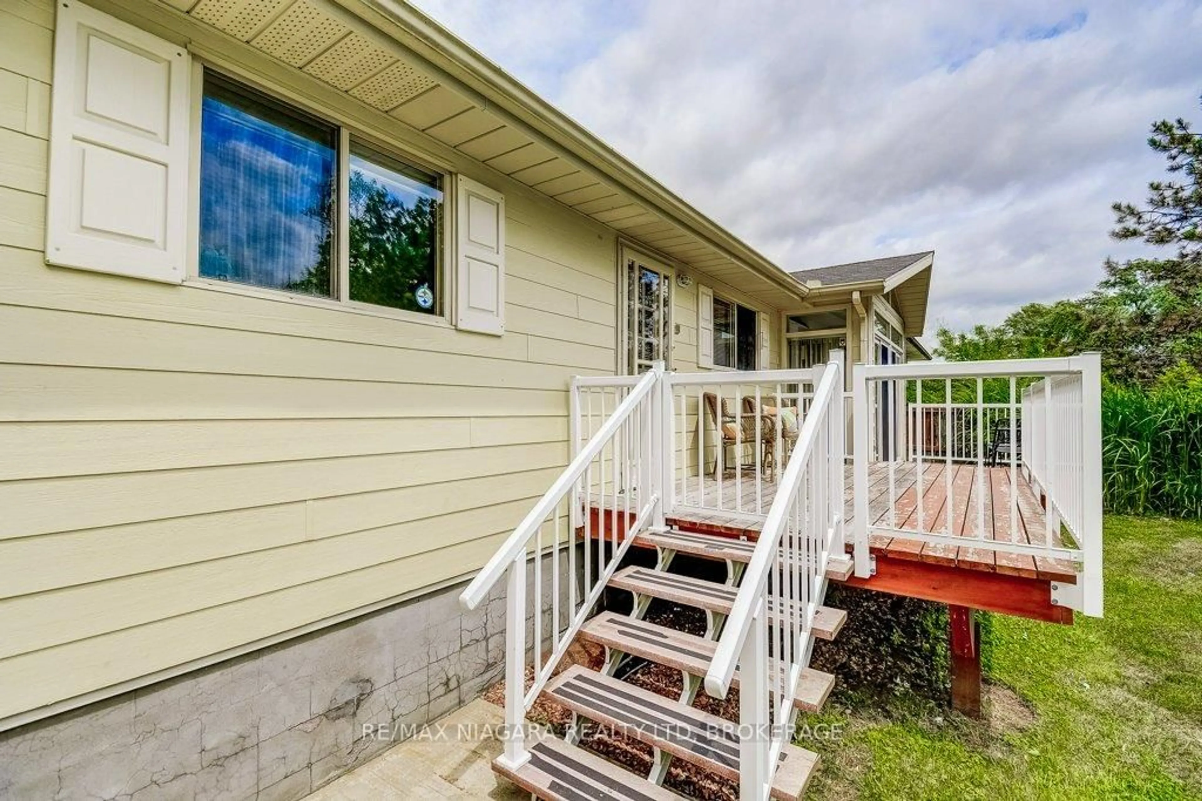 Home with vinyl exterior material, unknown for 98 Merritt Pkwy, Port Colborne Ontario L3K 3Y1