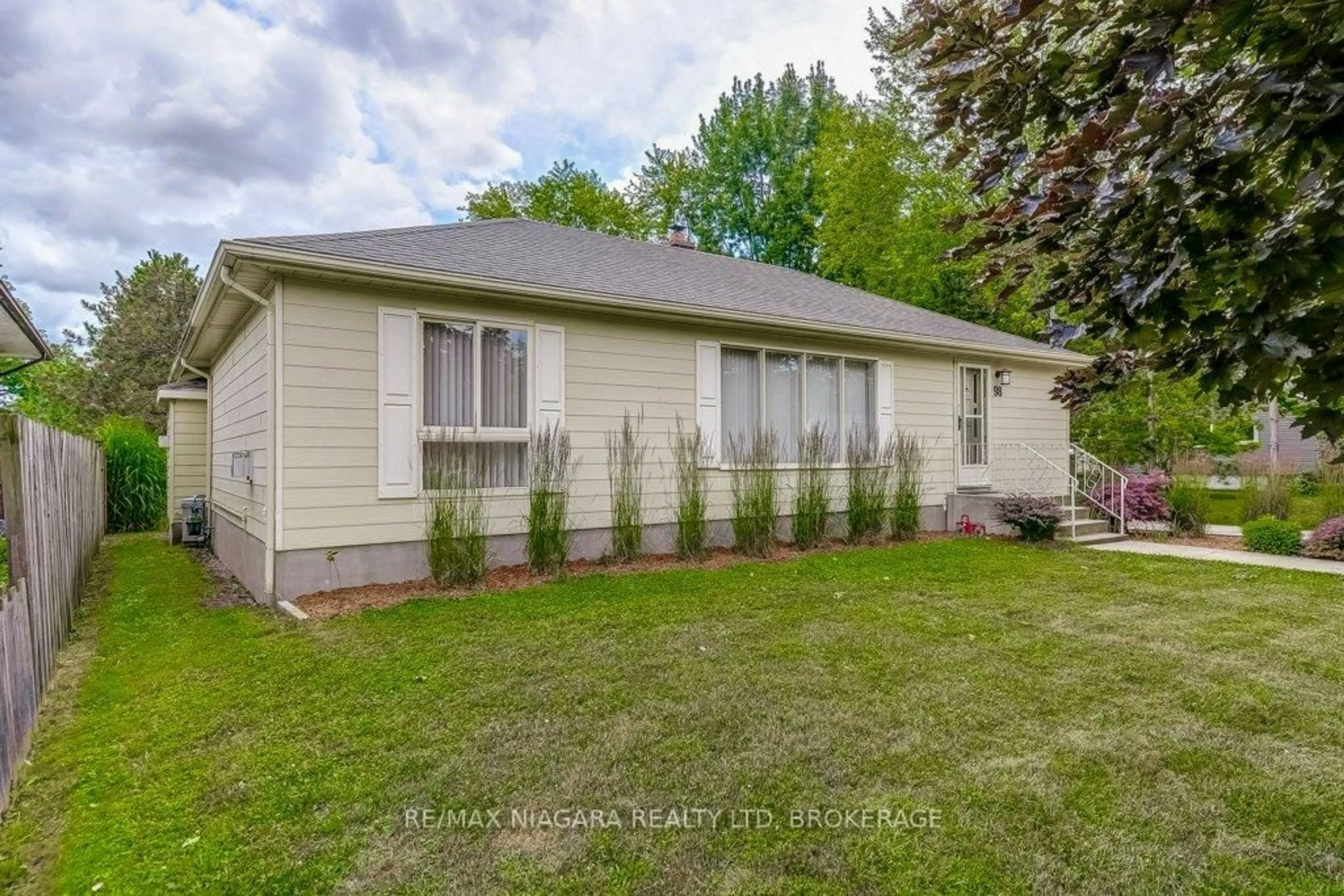 Home with vinyl exterior material, street for 98 Merritt Pkwy, Port Colborne Ontario L3K 3Y1