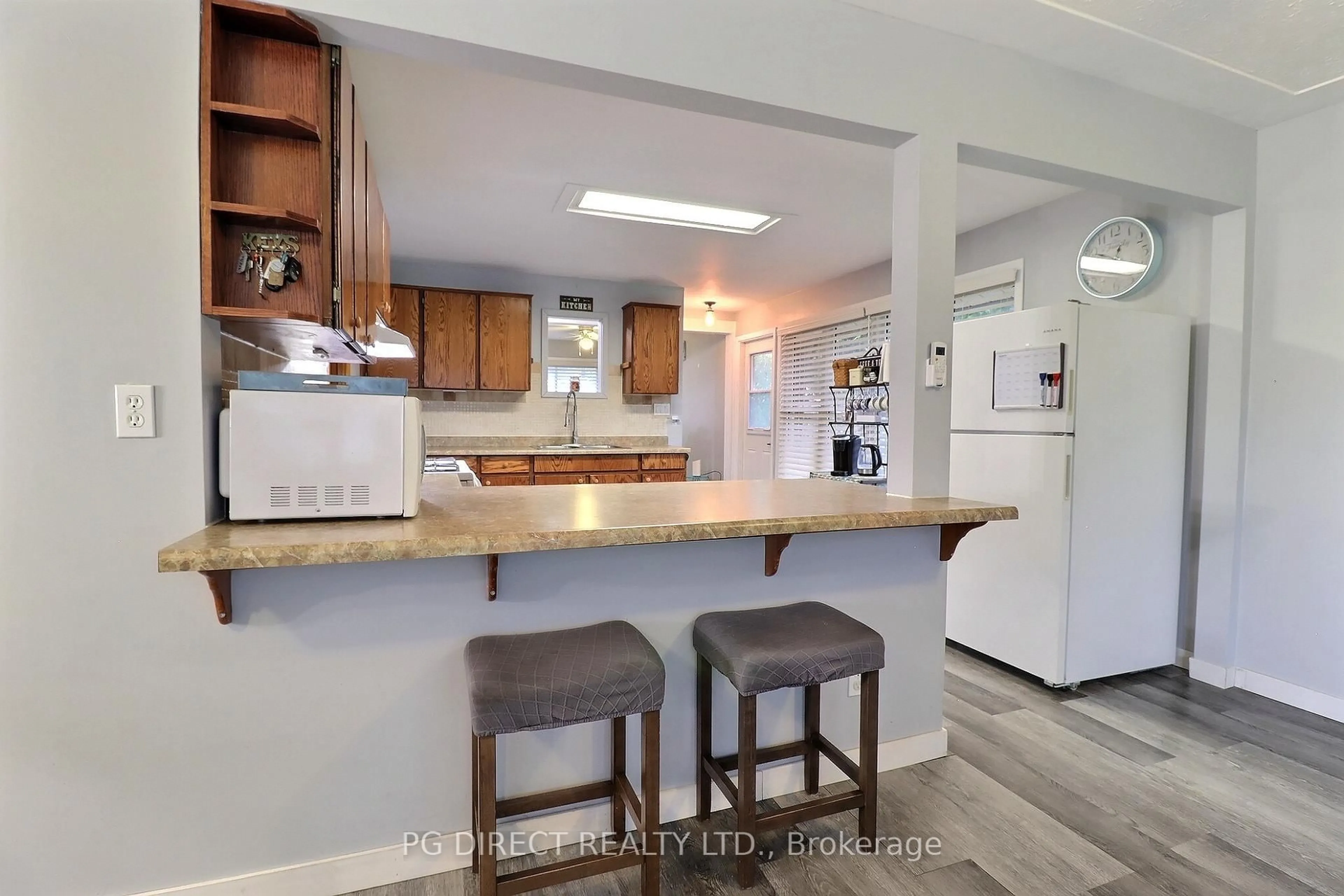 Open concept kitchen, ceramic/tile floor for 245 Dominion St, Strathroy-Caradoc Ontario N7G 3G9