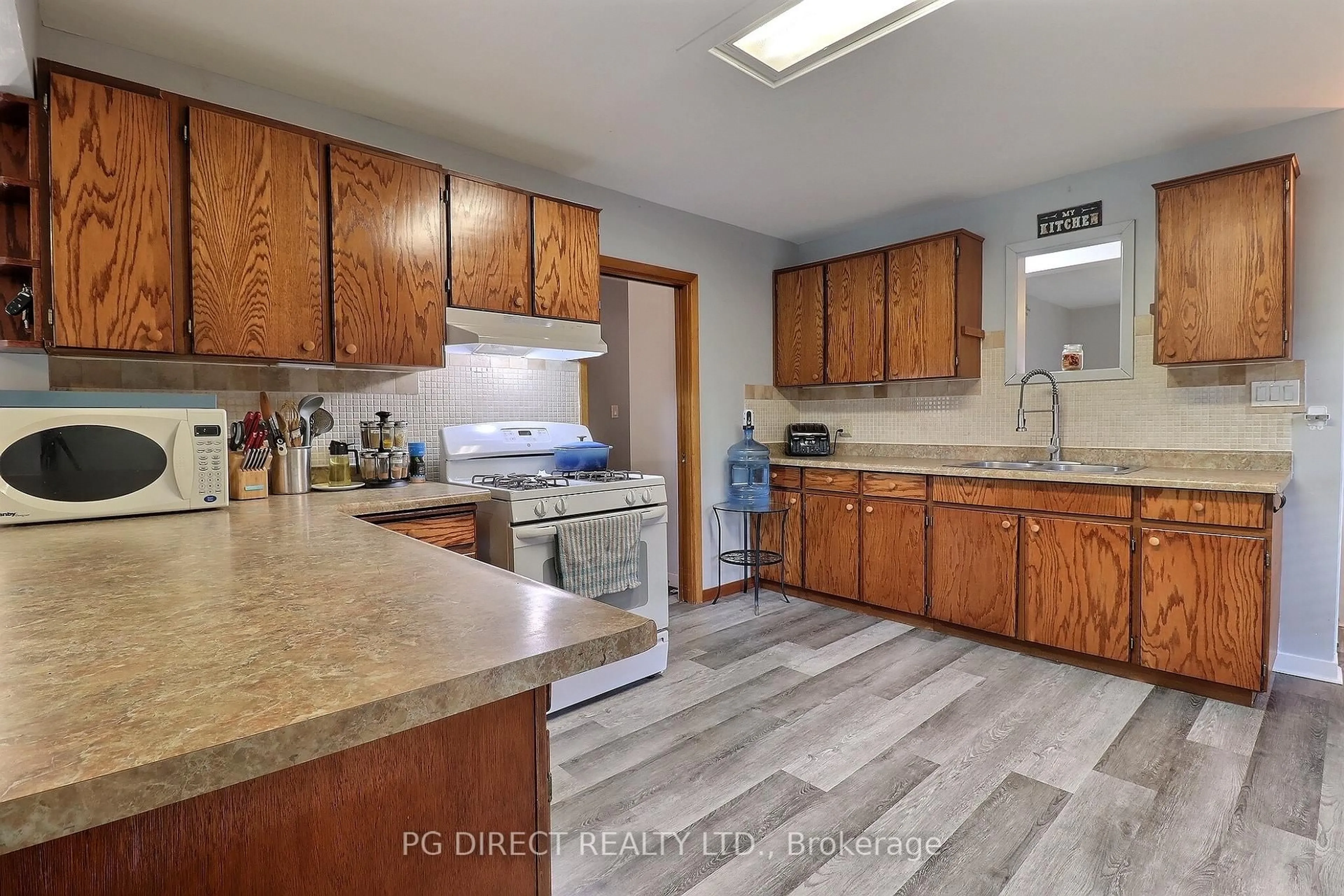 Standard kitchen, ceramic/tile floor for 245 Dominion St, Strathroy-Caradoc Ontario N7G 3G9
