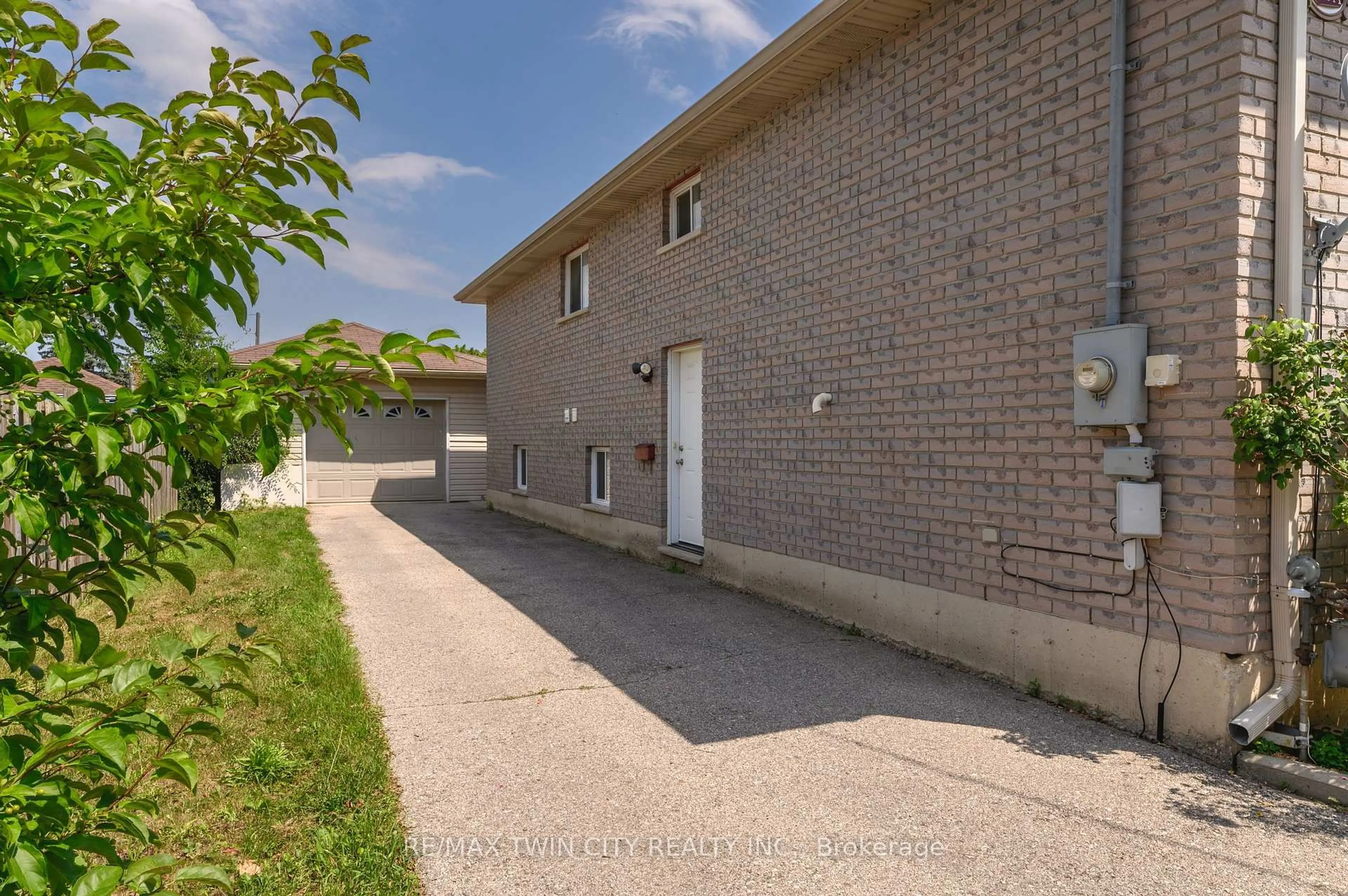 A pic from outside/outdoor area/front of a property/back of a property/a pic from drone, street for 880 A Colborne St, Brant Ontario N3S 3T1