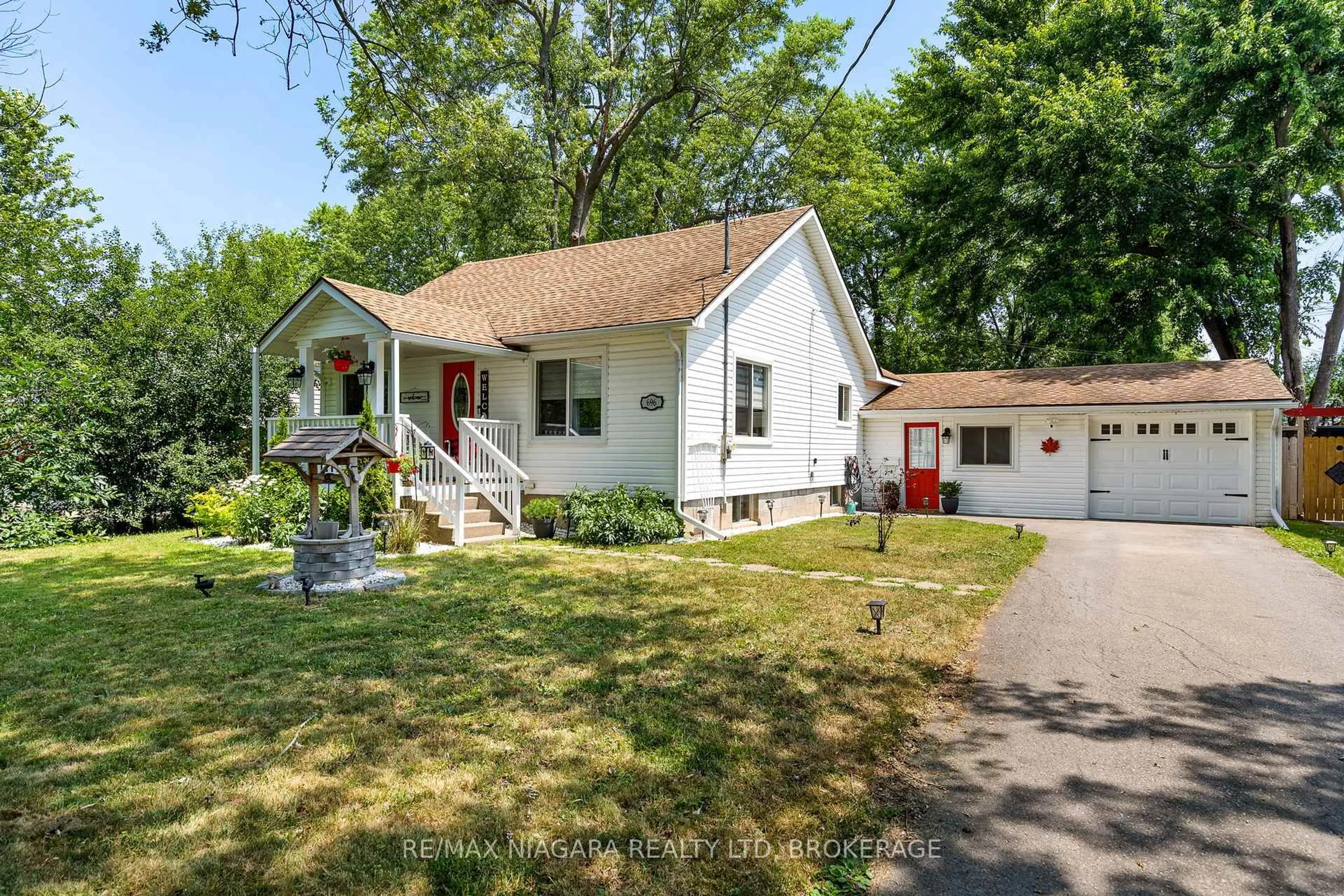 Home with vinyl exterior material, street for 696 Fairview Rd, Fort Erie Ontario L2A 4T1