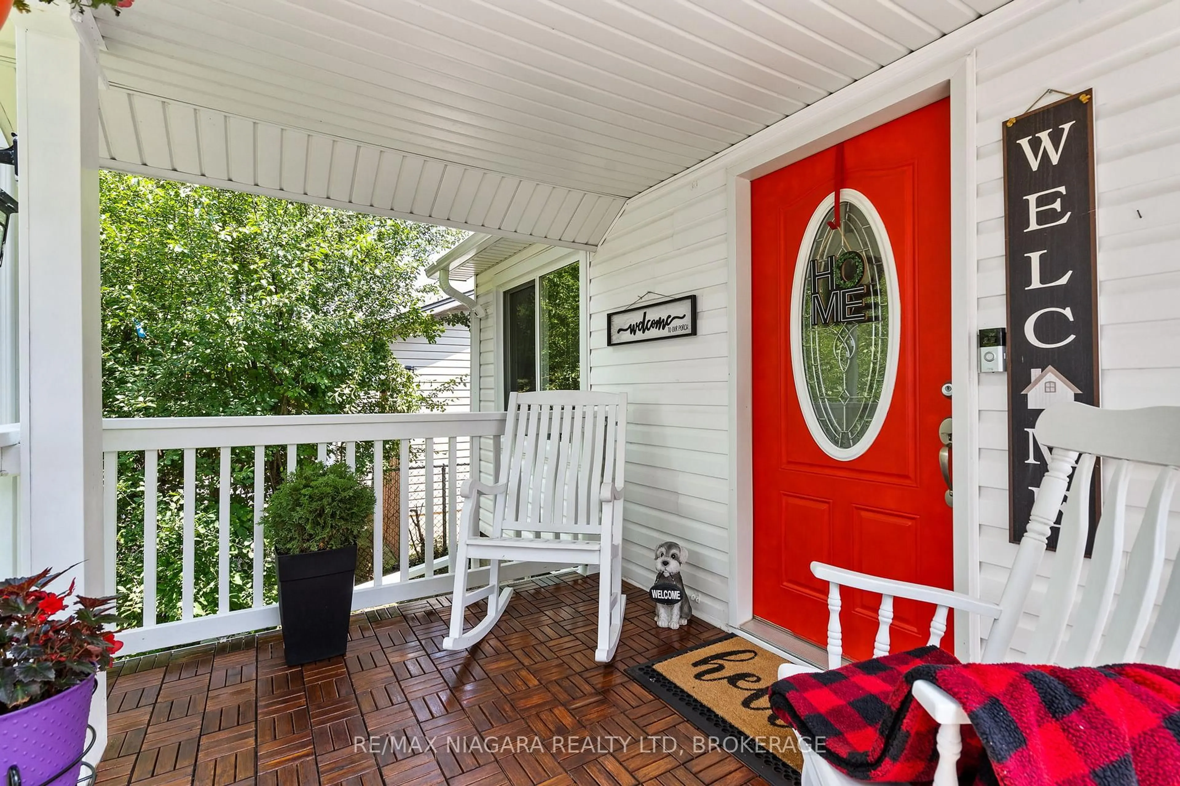 Indoor entryway for 696 Fairview Rd, Fort Erie Ontario L2A 4T1