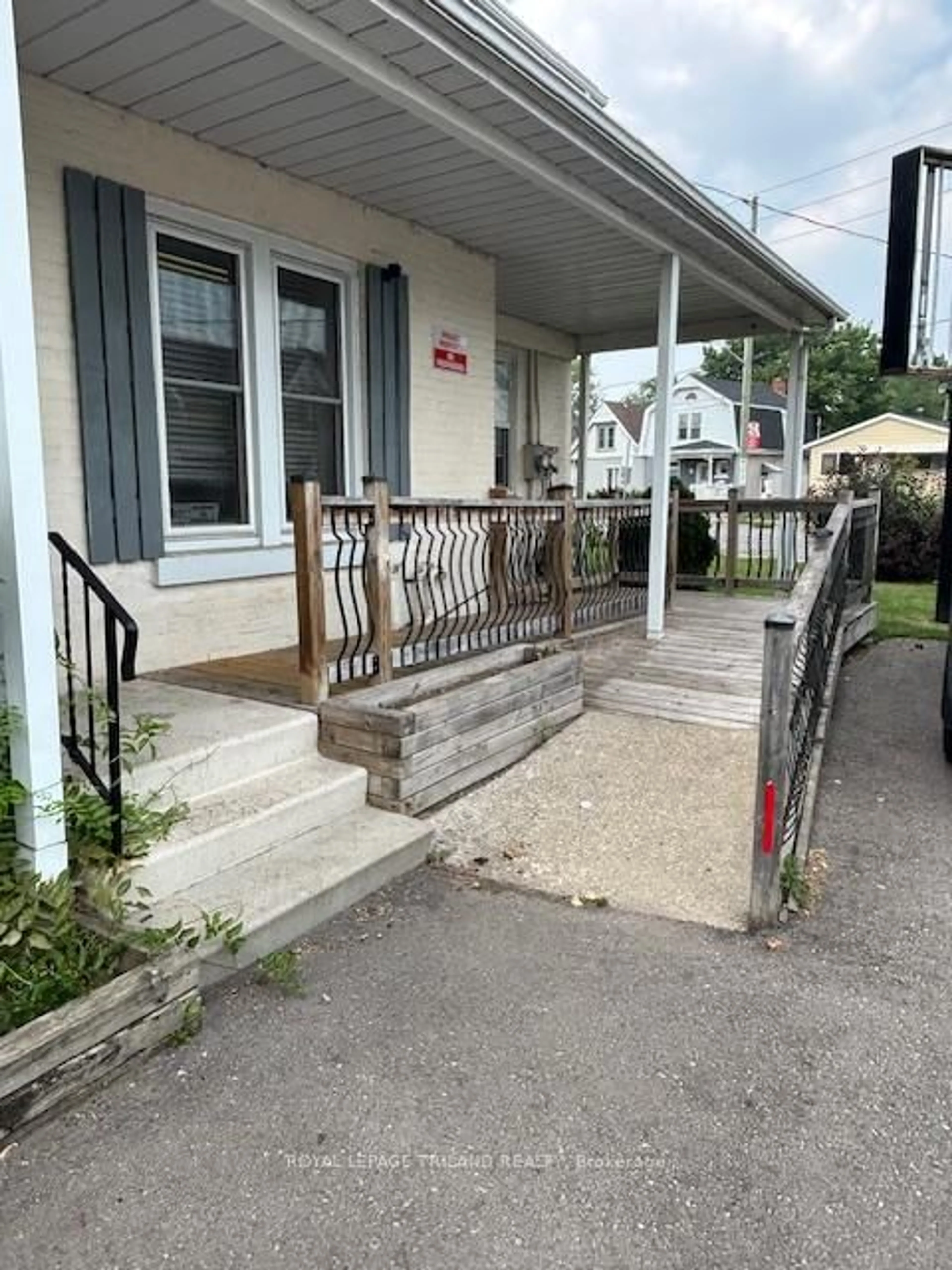 Patio, street for 369 Hamilton Rd, London East Ontario N5Z 1R6