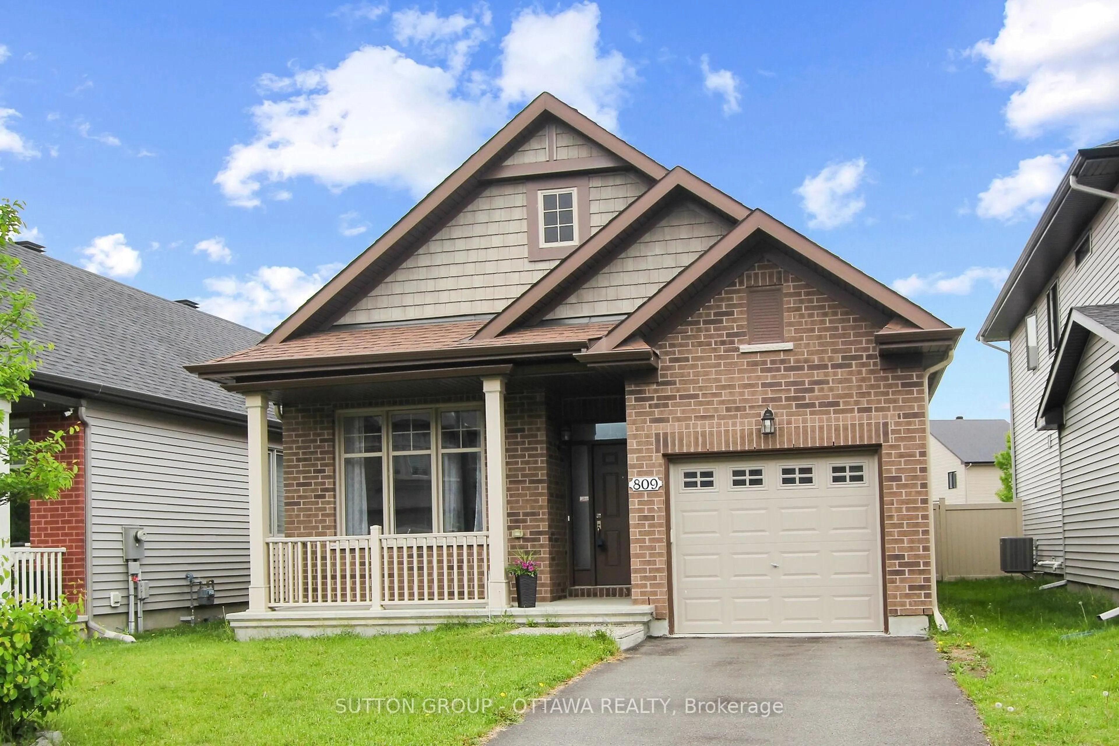Home with brick exterior material, street for 809 Carnelian Cres, Ottawa Ontario K1X 0A8