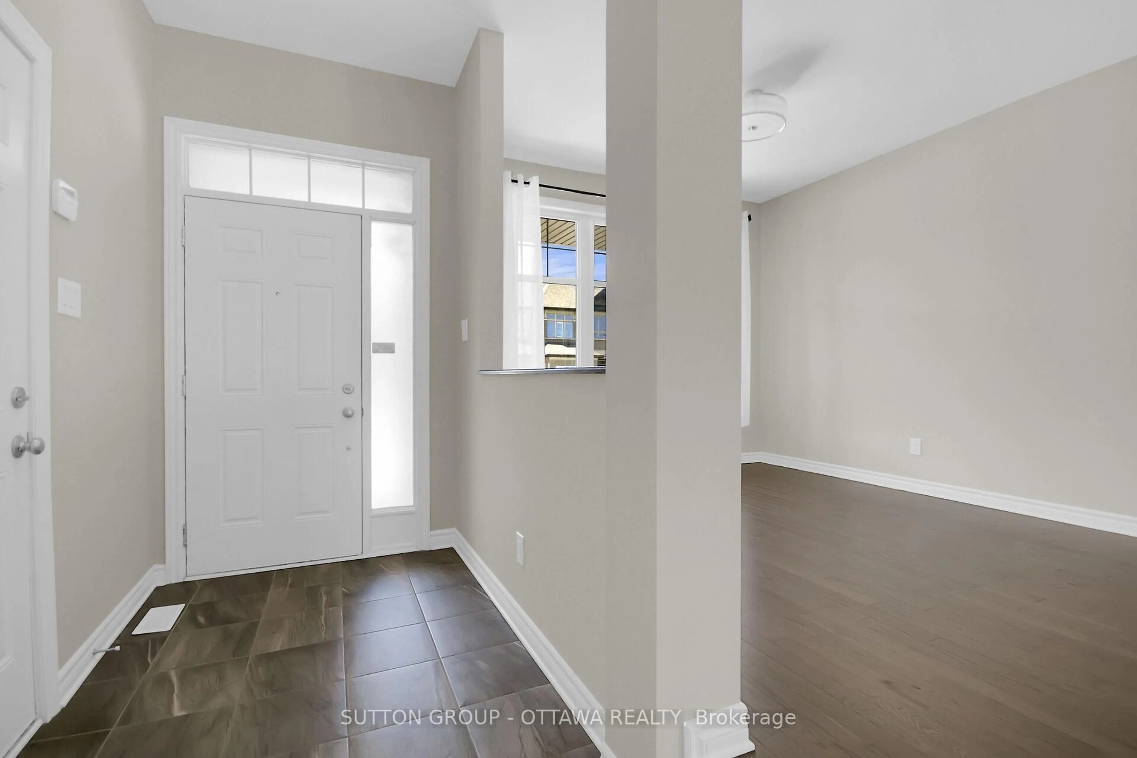 Indoor entryway for 809 Carnelian Cres, Ottawa Ontario K1X 0A8