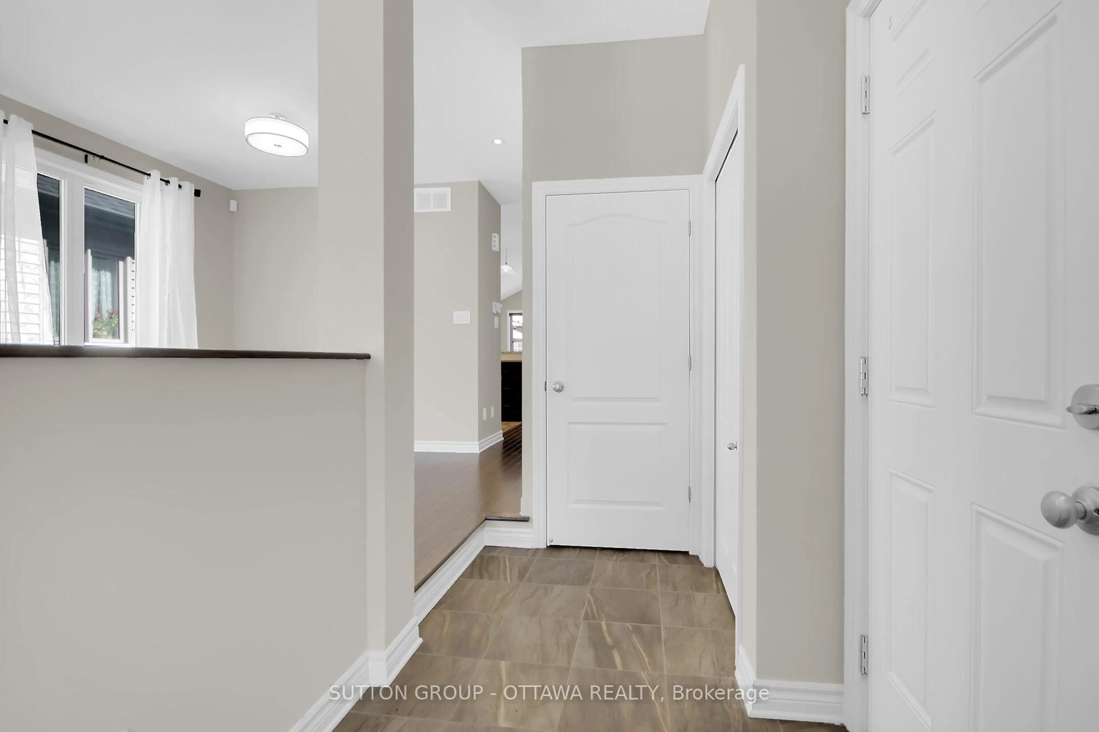 Indoor entryway for 809 Carnelian Cres, Ottawa Ontario K1X 0A8