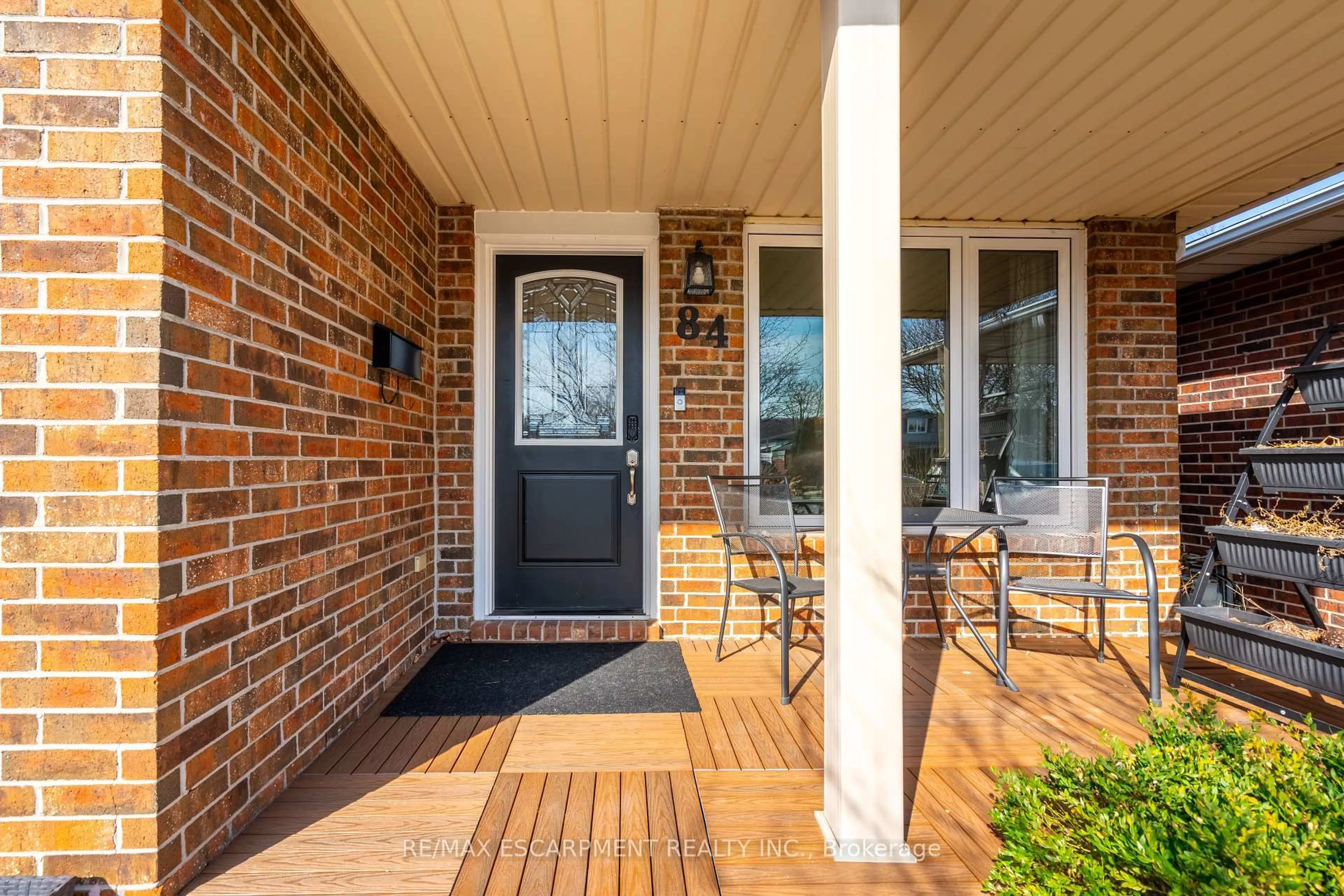 Home with brick exterior material, street for 84 SANDRA Cres, Grimsby Ontario L3M 4Y7