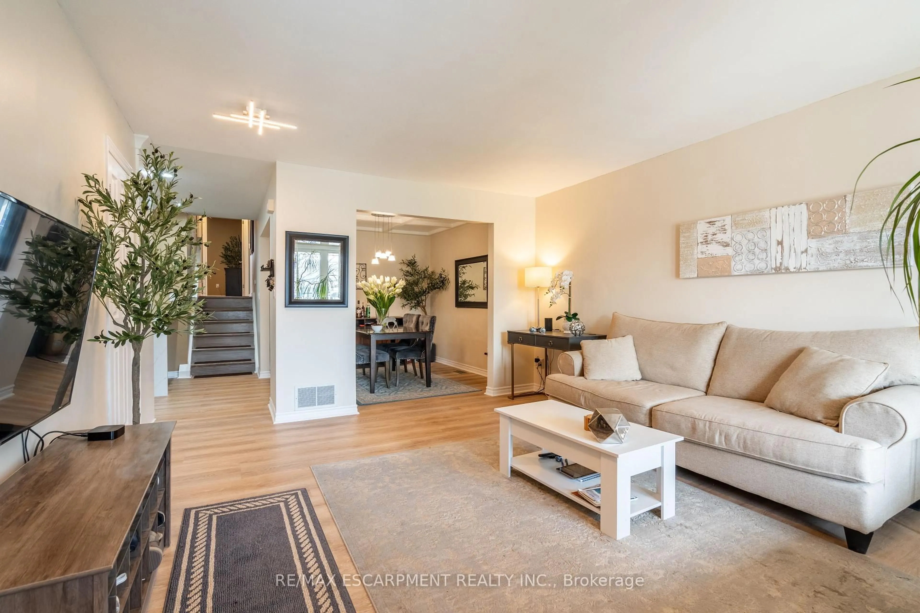 Living room with furniture, unknown for 84 SANDRA Cres, Grimsby Ontario L3M 4Y7