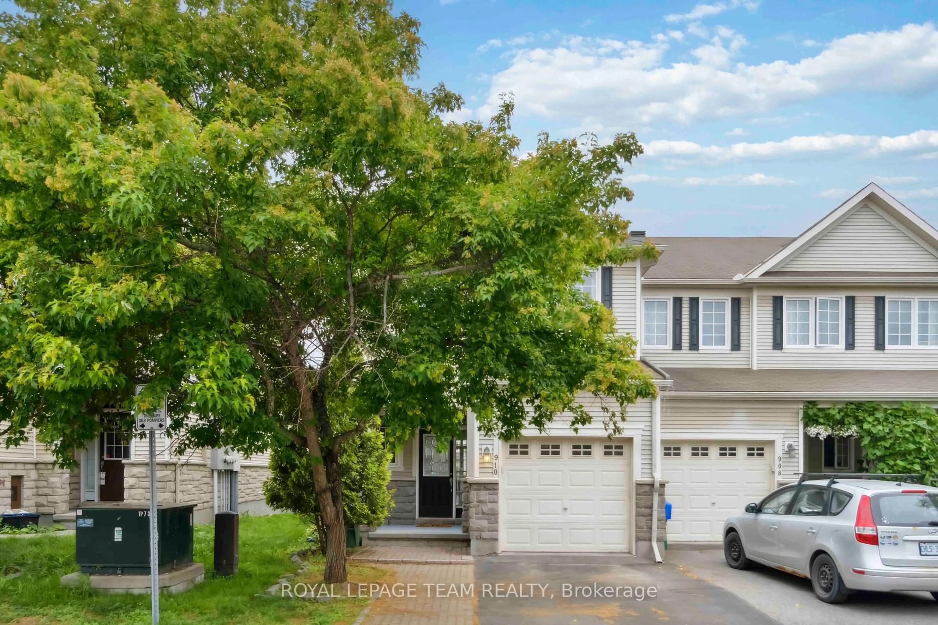 A pic from outside/outdoor area/front of a property/back of a property/a pic from drone, street for 910 Caldermill Private, Ottawa Ontario K2J 0Z7