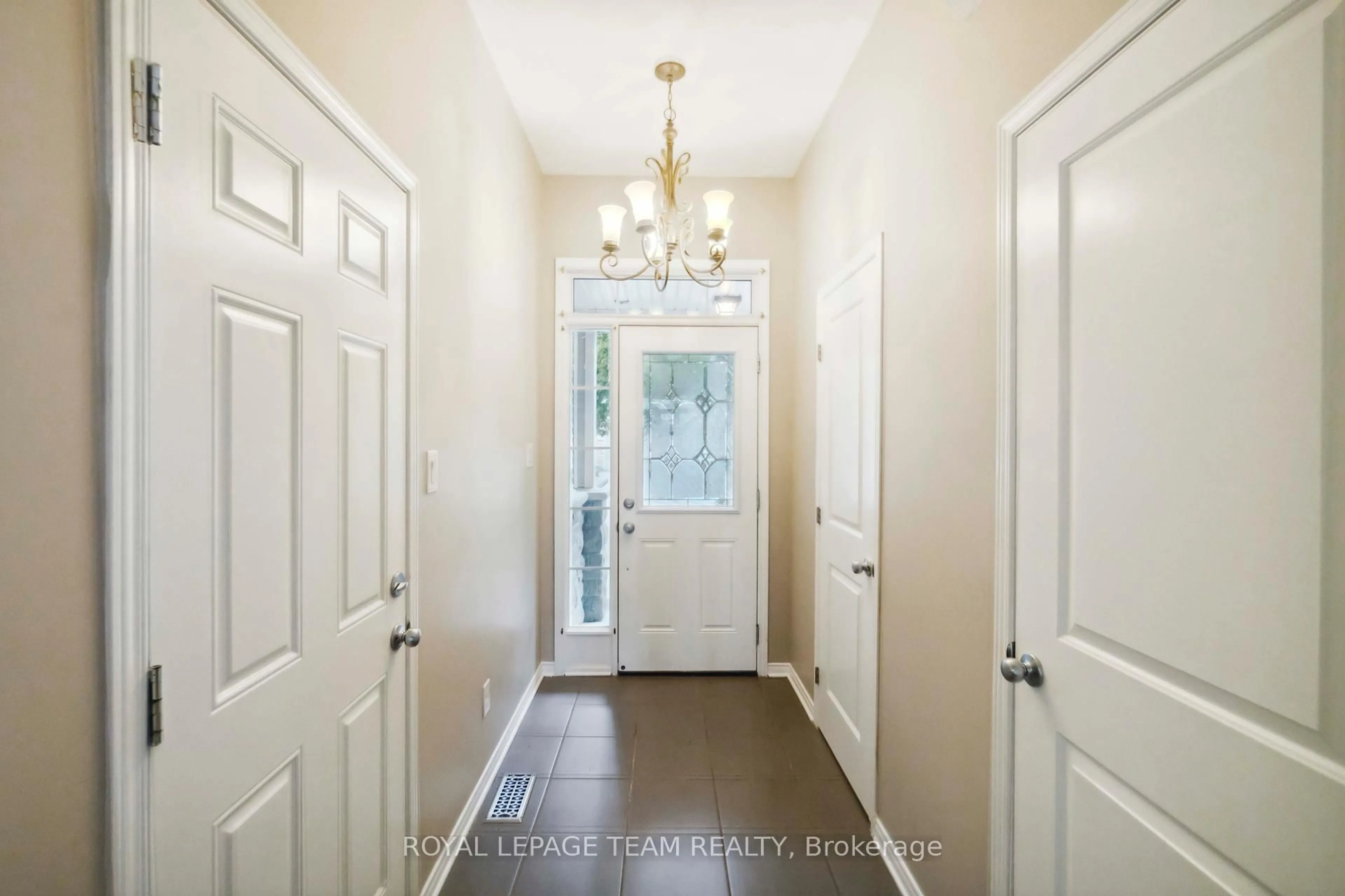 Indoor entryway for 910 Caldermill Private, Ottawa Ontario K2J 0Z7
