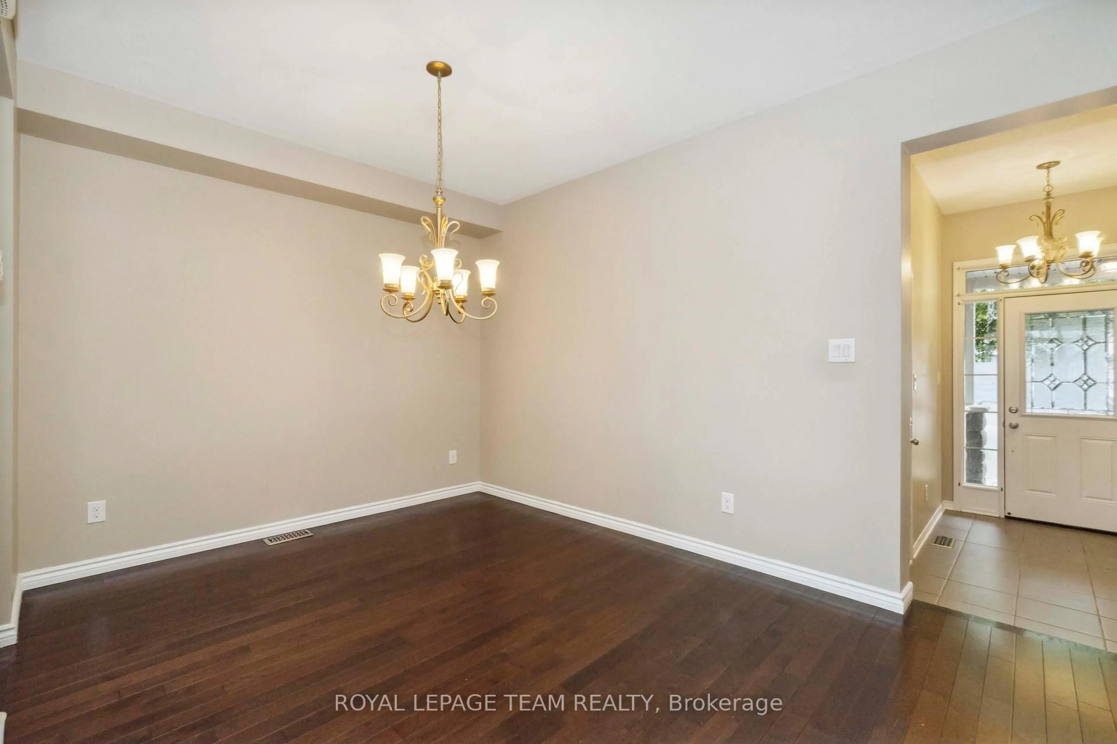 Dining room, wood/laminate floor for 910 Caldermill Private, Ottawa Ontario K2J 0Z7