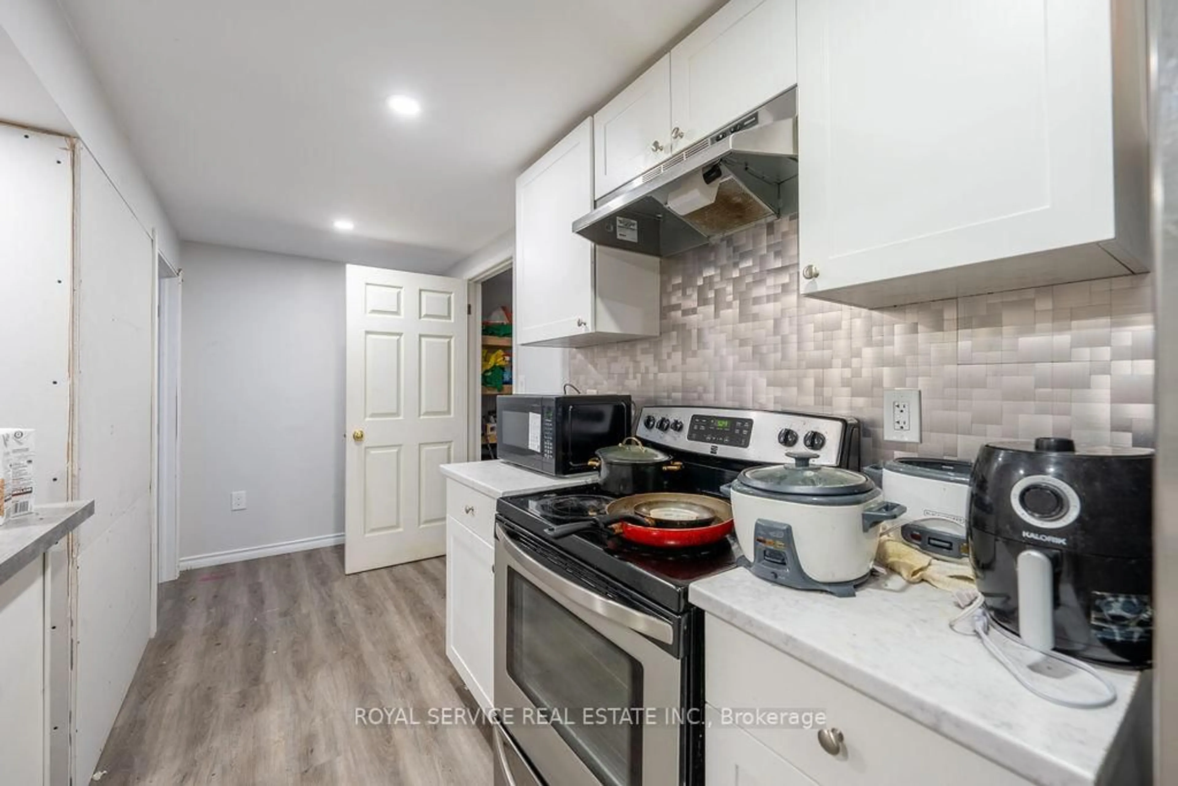 Standard kitchen, ceramic/tile floor for 661 Ewing St, Cobourg Ontario K9A 5N7