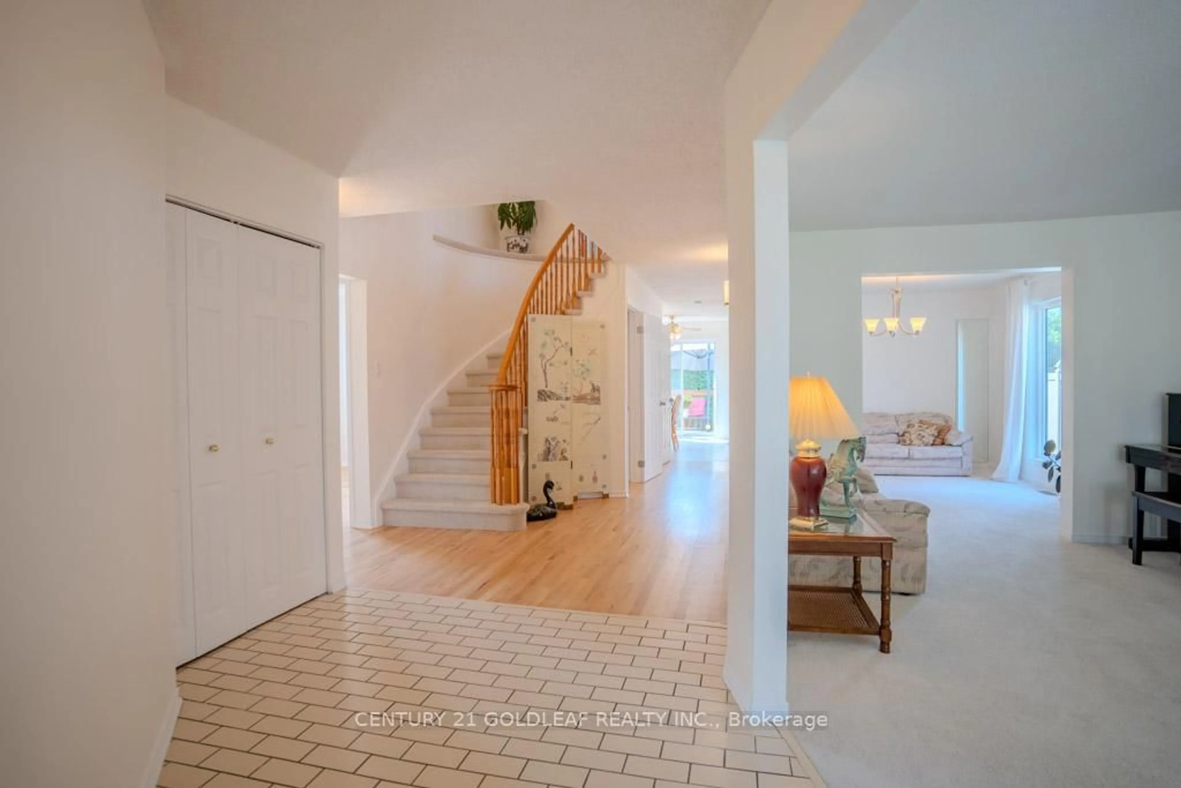 Indoor entryway for 612 Chenier Way, Ottawa Ontario K4A 1R1