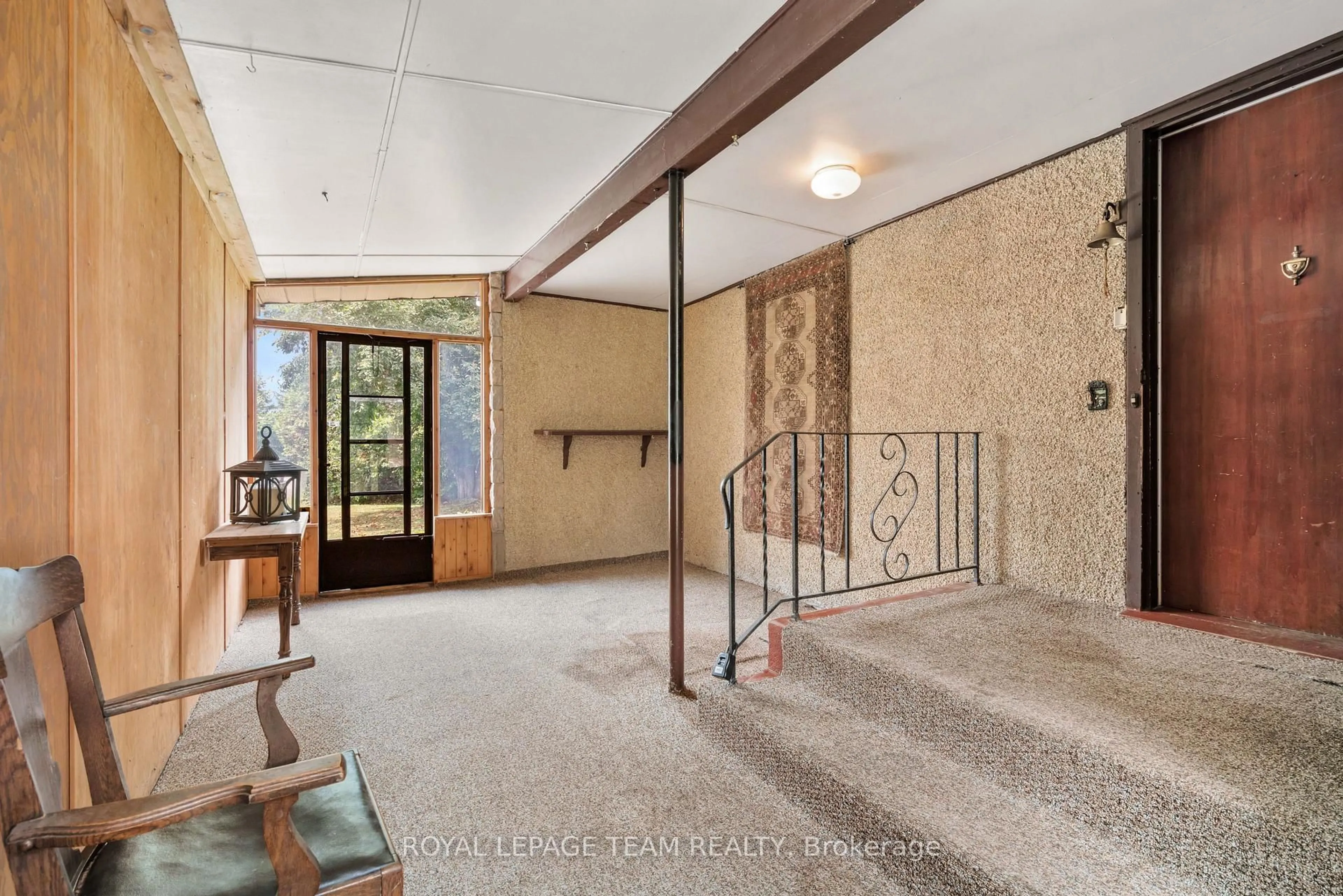 Indoor foyer for 1489 County 31 Rd, North Dundas Ontario K0C 2H0
