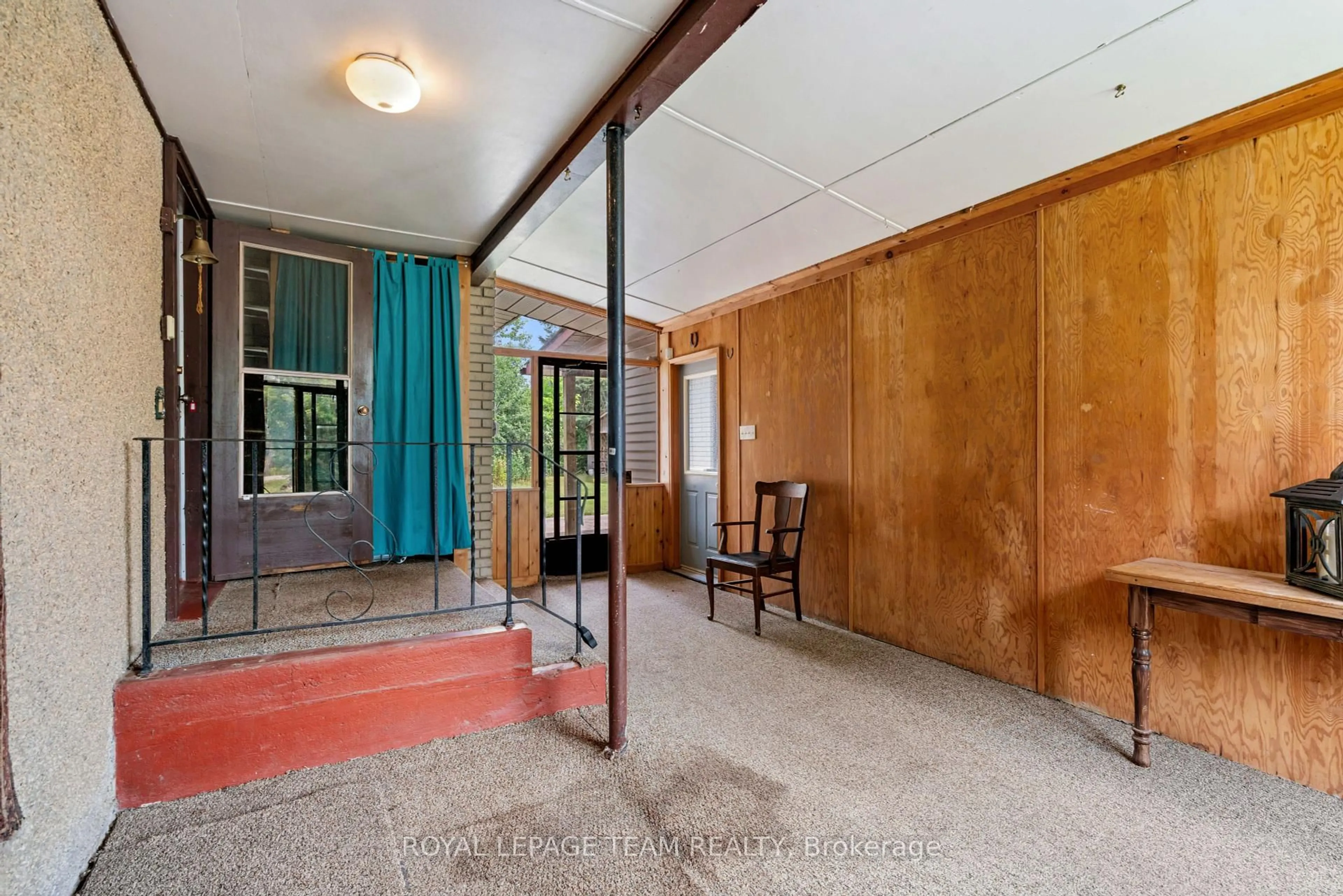 Indoor foyer for 1489 County 31 Rd, North Dundas Ontario K0C 2H0