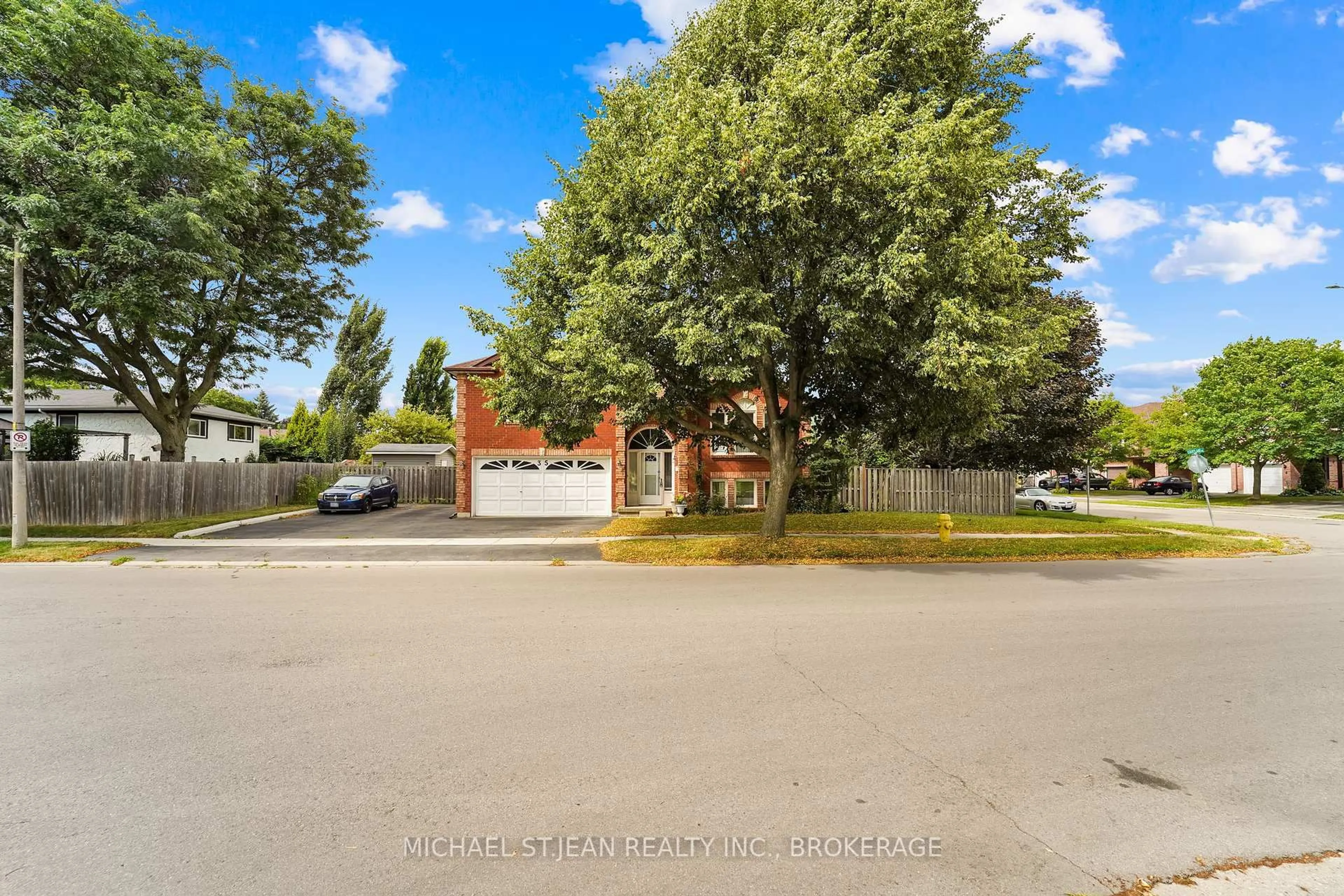 A pic from outside/outdoor area/front of a property/back of a property/a pic from drone, street for 35 Applewood Dr, Brantford Ontario N3R 7V9