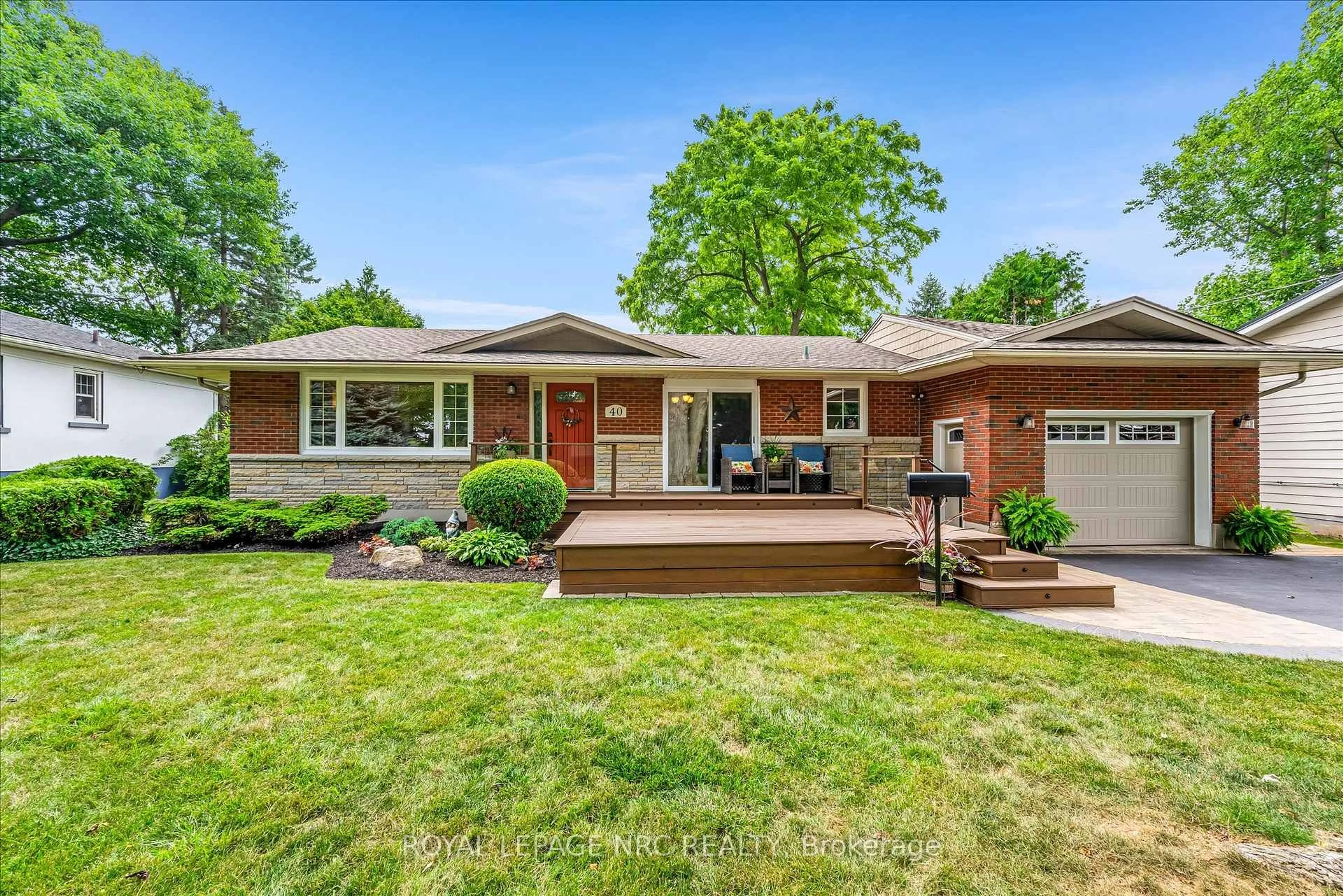 Home with brick exterior material, street for 40 Oakridge Cres, Port Colborne Ontario L3K 2T4