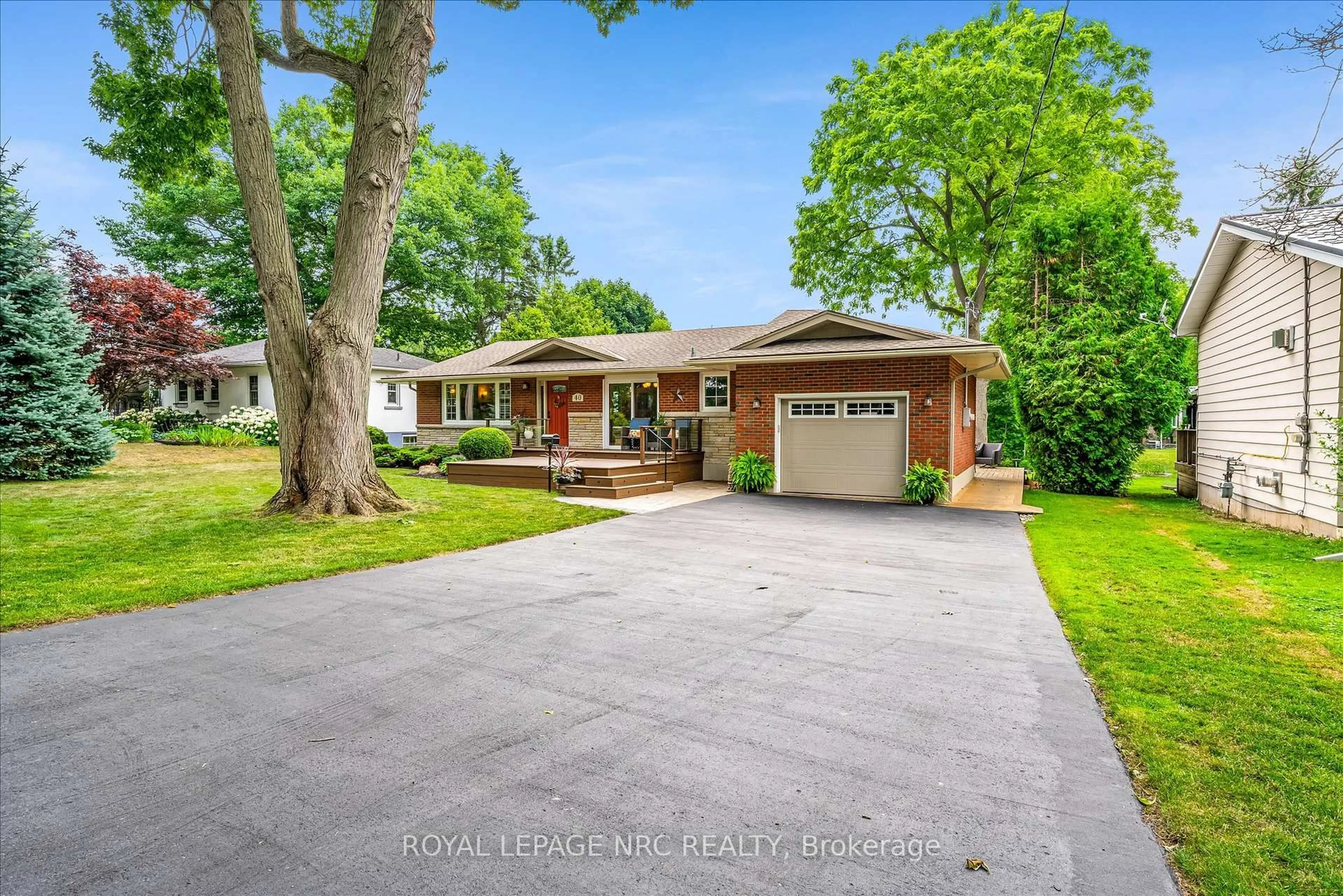 A pic from outside/outdoor area/front of a property/back of a property/a pic from drone, street for 40 Oakridge Cres, Port Colborne Ontario L3K 2T4