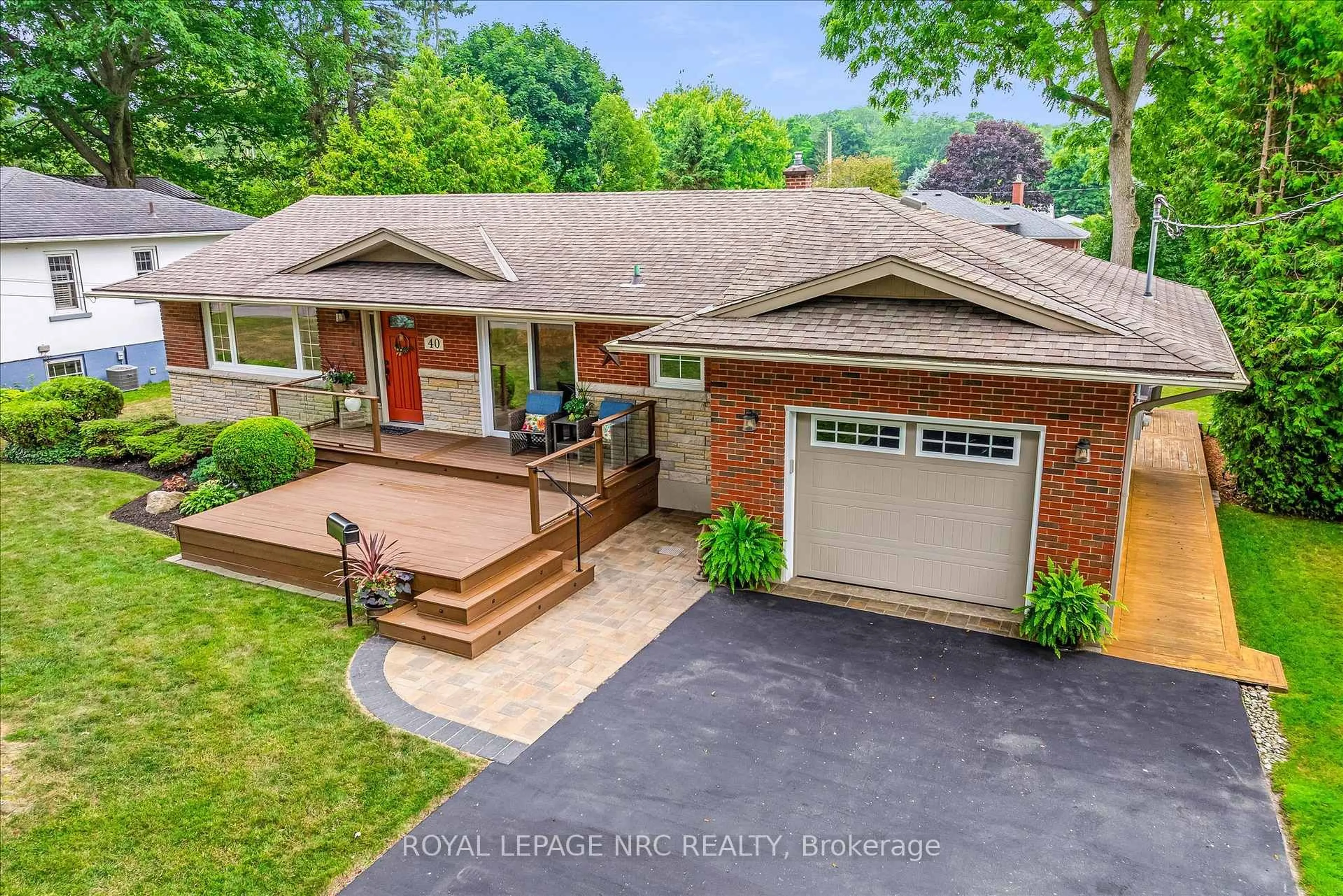 Home with brick exterior material, street for 40 Oakridge Cres, Port Colborne Ontario L3K 2T4