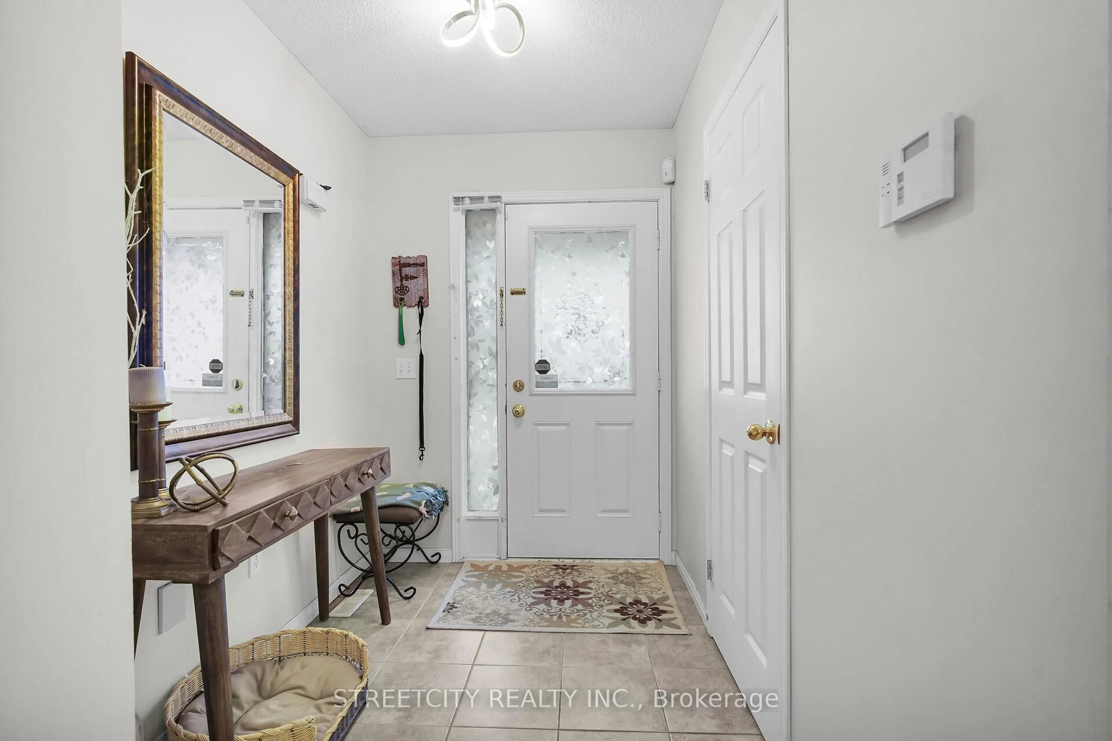 Indoor entryway for 1320 Savannah Dr #1, London North Ontario N5X 0B7