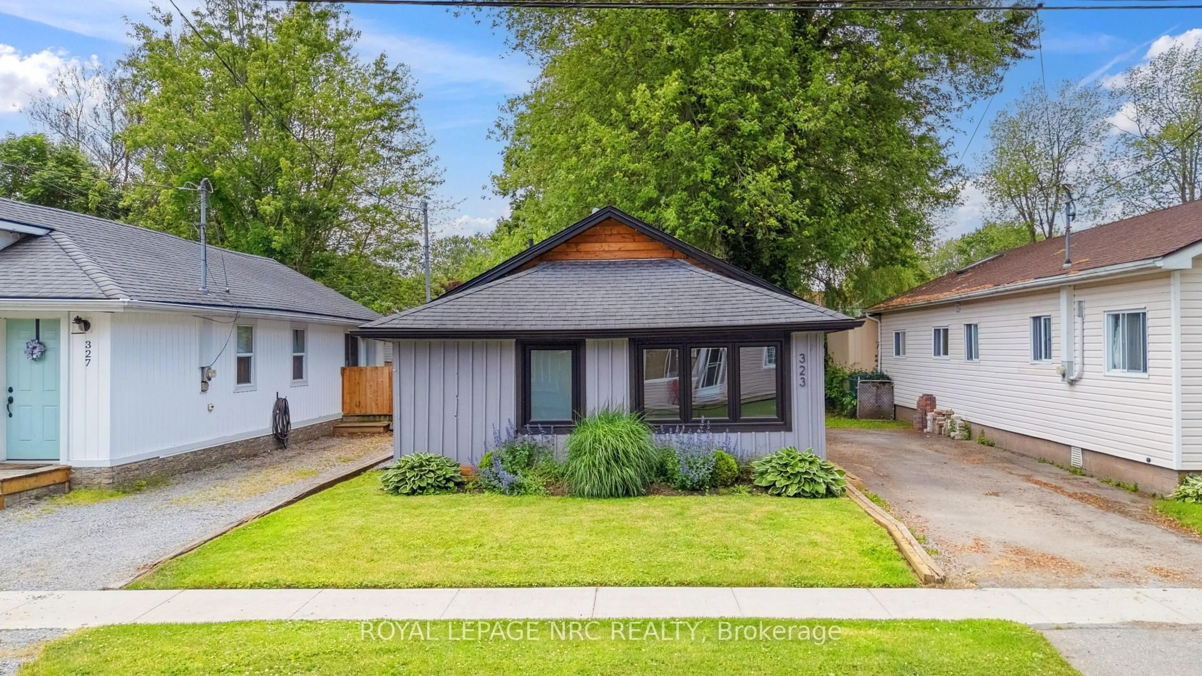 Home with vinyl exterior material, street for 323 Oxford Ave, Fort Erie Ontario L0S 1B0