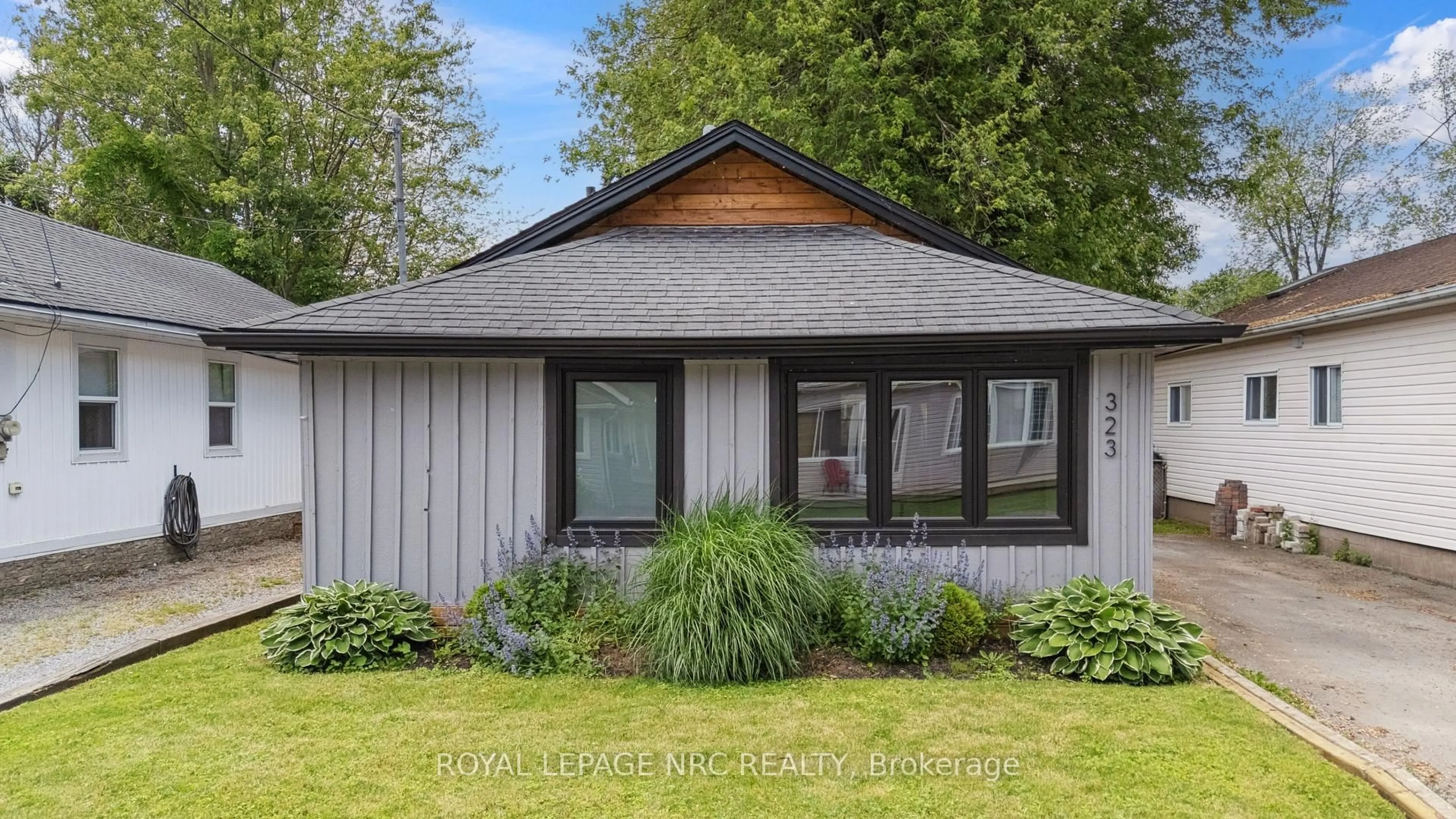 Home with vinyl exterior material, unknown for 323 Oxford Ave, Fort Erie Ontario L0S 1B0